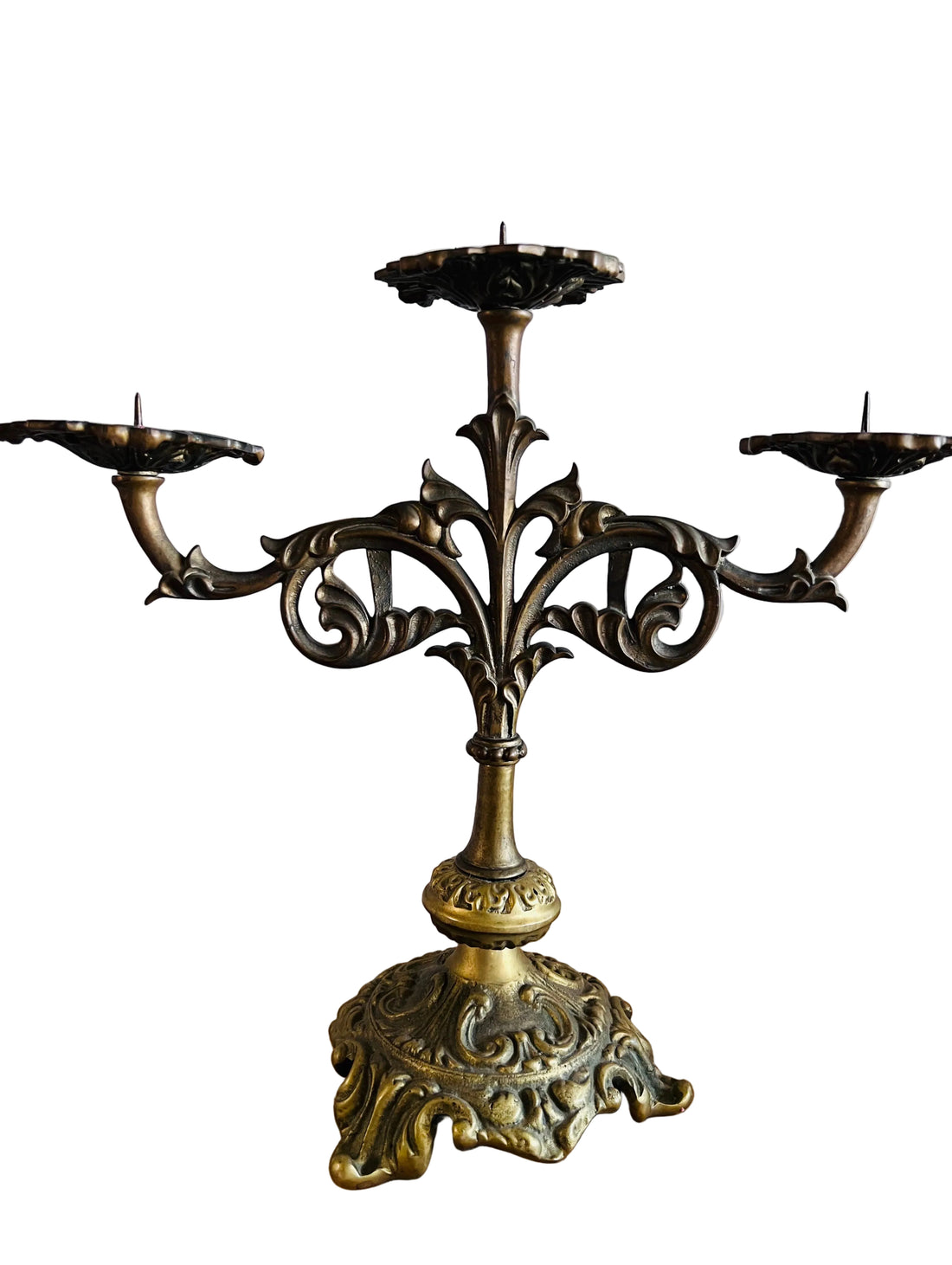 driearmige messing kandelaar, vintage messing kandelaar, sierlijke kandelaar, antieke kandelaar, messing kandelaar kopen, klassieke kandelaar, decoratieve kandelaar, interieuraccessoires vintage, kaarsenhouder messing