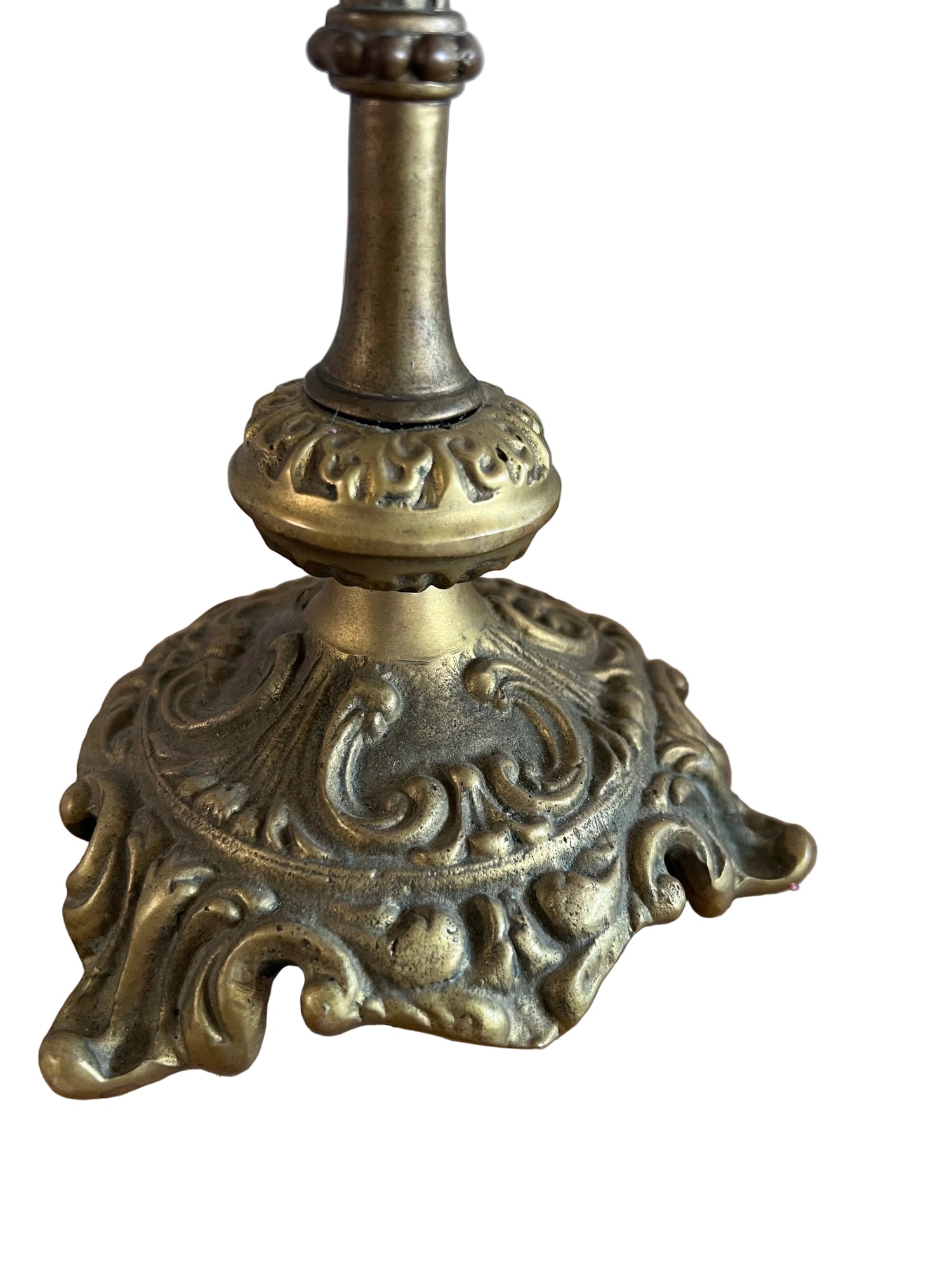 driearmige messing kandelaar, vintage messing kandelaar, sierlijke kandelaar, antieke kandelaar, messing kandelaar kopen, klassieke kandelaar, decoratieve kandelaar, interieuraccessoires vintage, kaarsenhouder messing