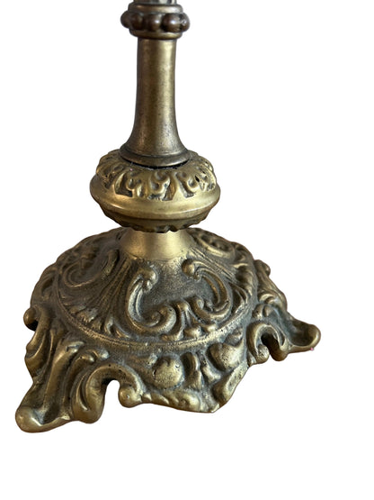 driearmige messing kandelaar, vintage messing kandelaar, sierlijke kandelaar, antieke kandelaar, messing kandelaar kopen, klassieke kandelaar, decoratieve kandelaar, interieuraccessoires vintage, kaarsenhouder messing