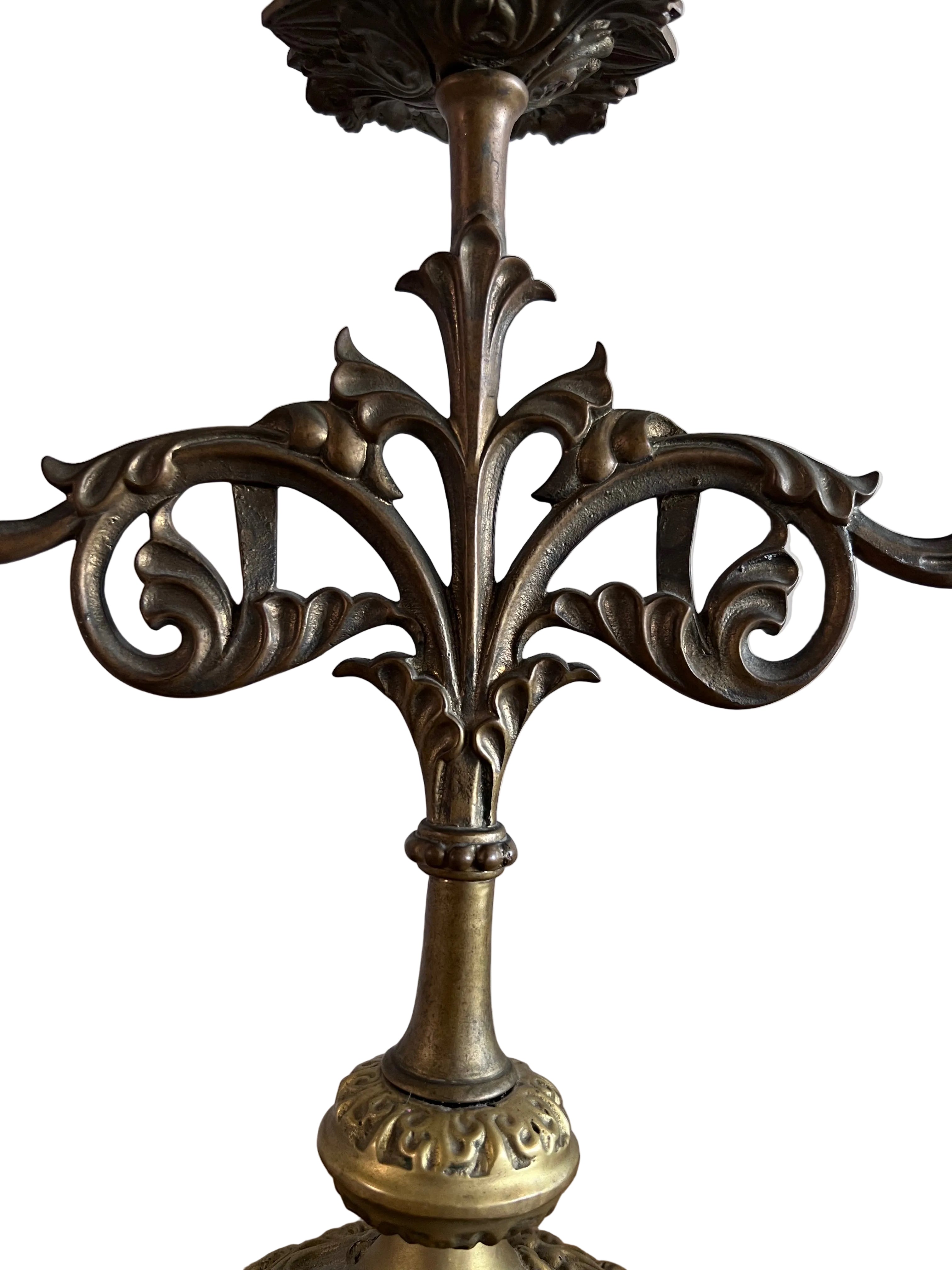 driearmige messing kandelaar, vintage messing kandelaar, sierlijke kandelaar, antieke kandelaar, messing kandelaar kopen, klassieke kandelaar, decoratieve kandelaar, interieuraccessoires vintage, kaarsenhouder messing