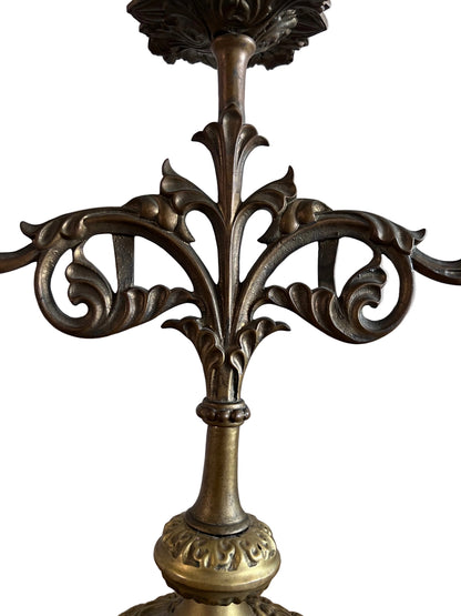 driearmige messing kandelaar, vintage messing kandelaar, sierlijke kandelaar, antieke kandelaar, messing kandelaar kopen, klassieke kandelaar, decoratieve kandelaar, interieuraccessoires vintage, kaarsenhouder messing