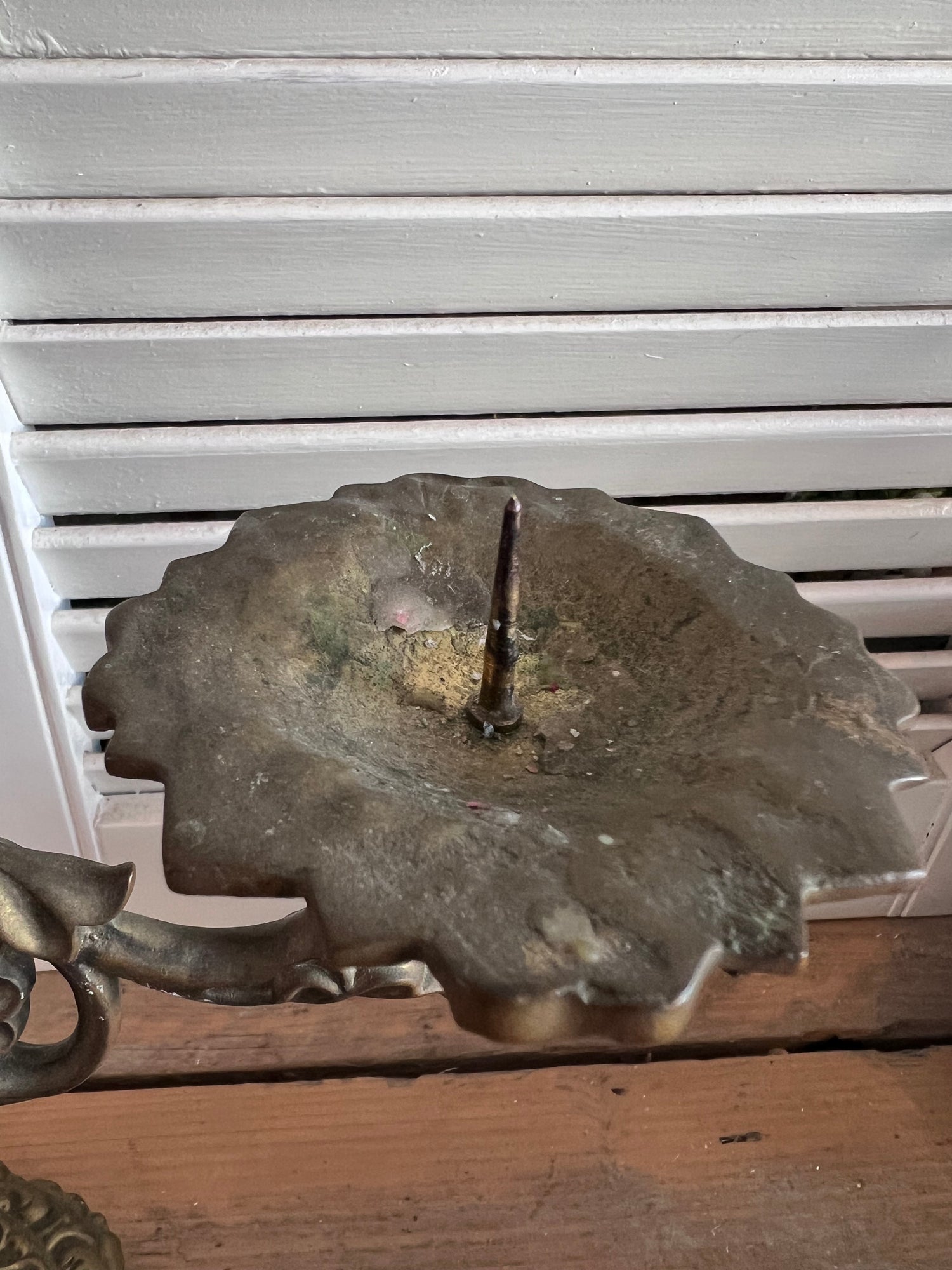 driearmige messing kandelaar, vintage messing kandelaar, sierlijke kandelaar, antieke kandelaar, messing kandelaar kopen, klassieke kandelaar, decoratieve kandelaar, interieuraccessoires vintage, kaarsenhouder messing