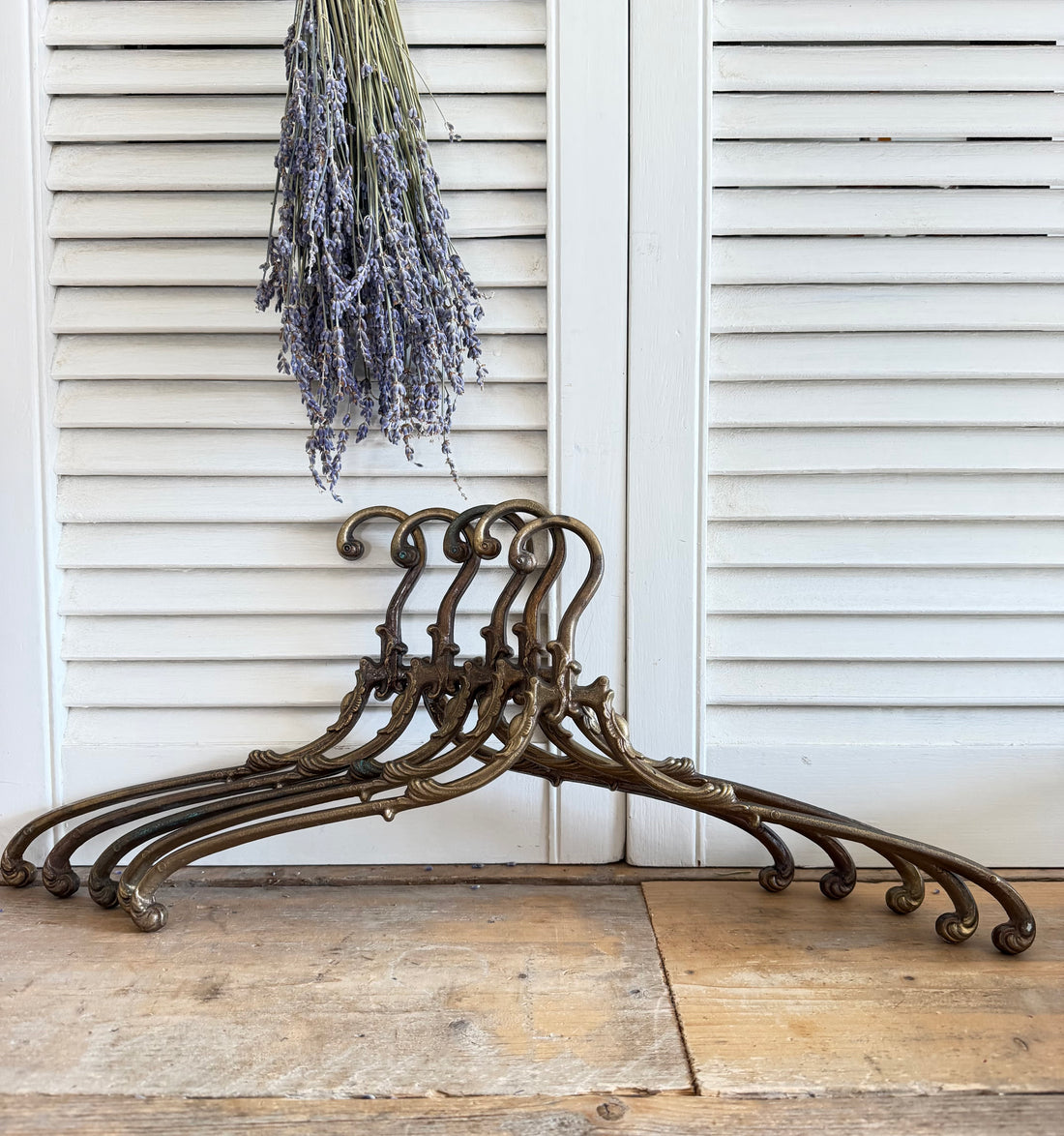 vintage messing kledinghanger, messing kleerhanger, brocante kledinghanger, vintage garderobe, decoratieve kledinghanger, messing hanger, Sofia&