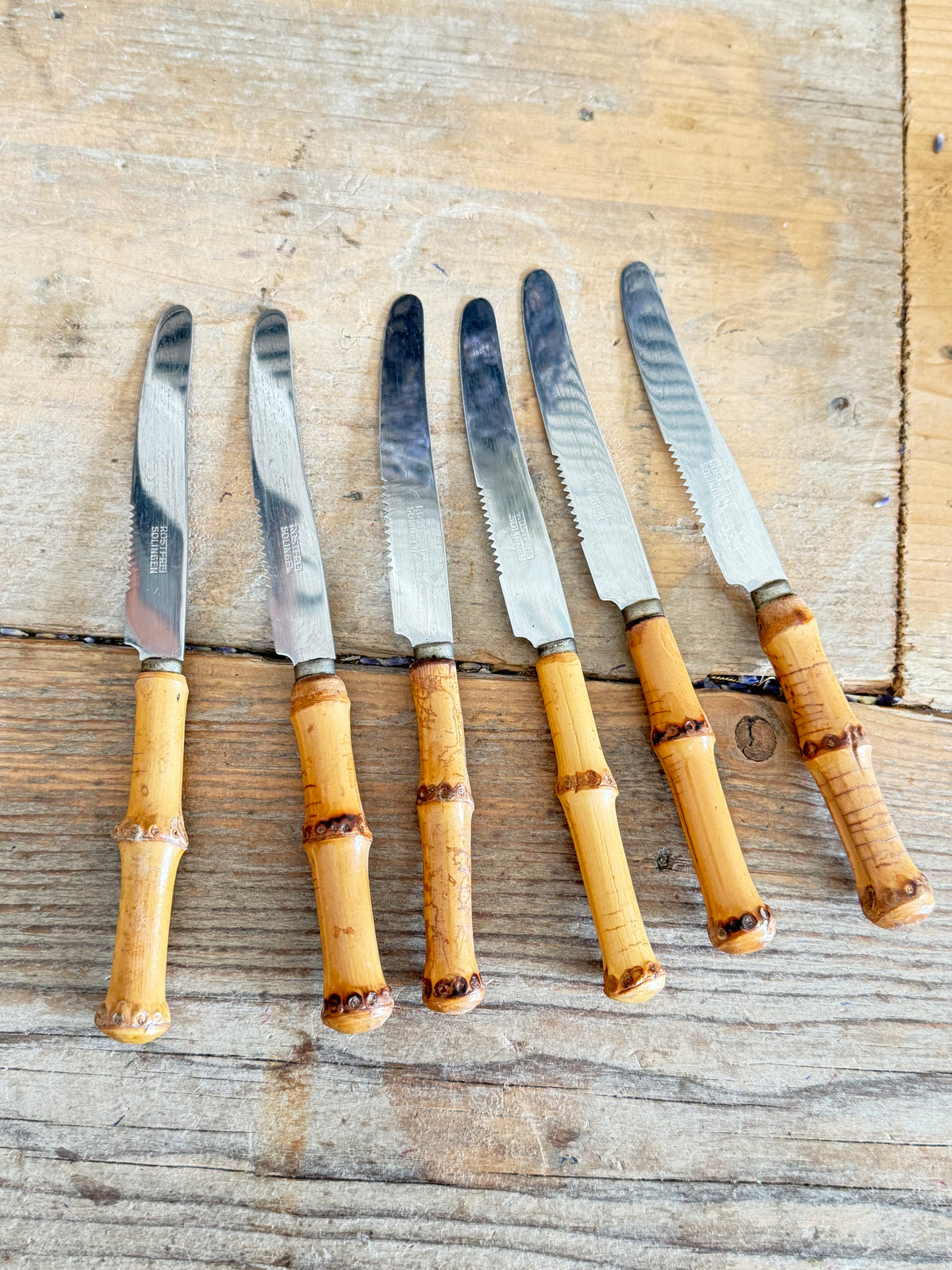 vintage bamboe messen, Solingen fruitmesjes, Solingen messen, vintage messenset, mid century keuken, Duits vintage bestek, fruitmessen Solingen, bamboe tafelaccessoires, Sofia&
