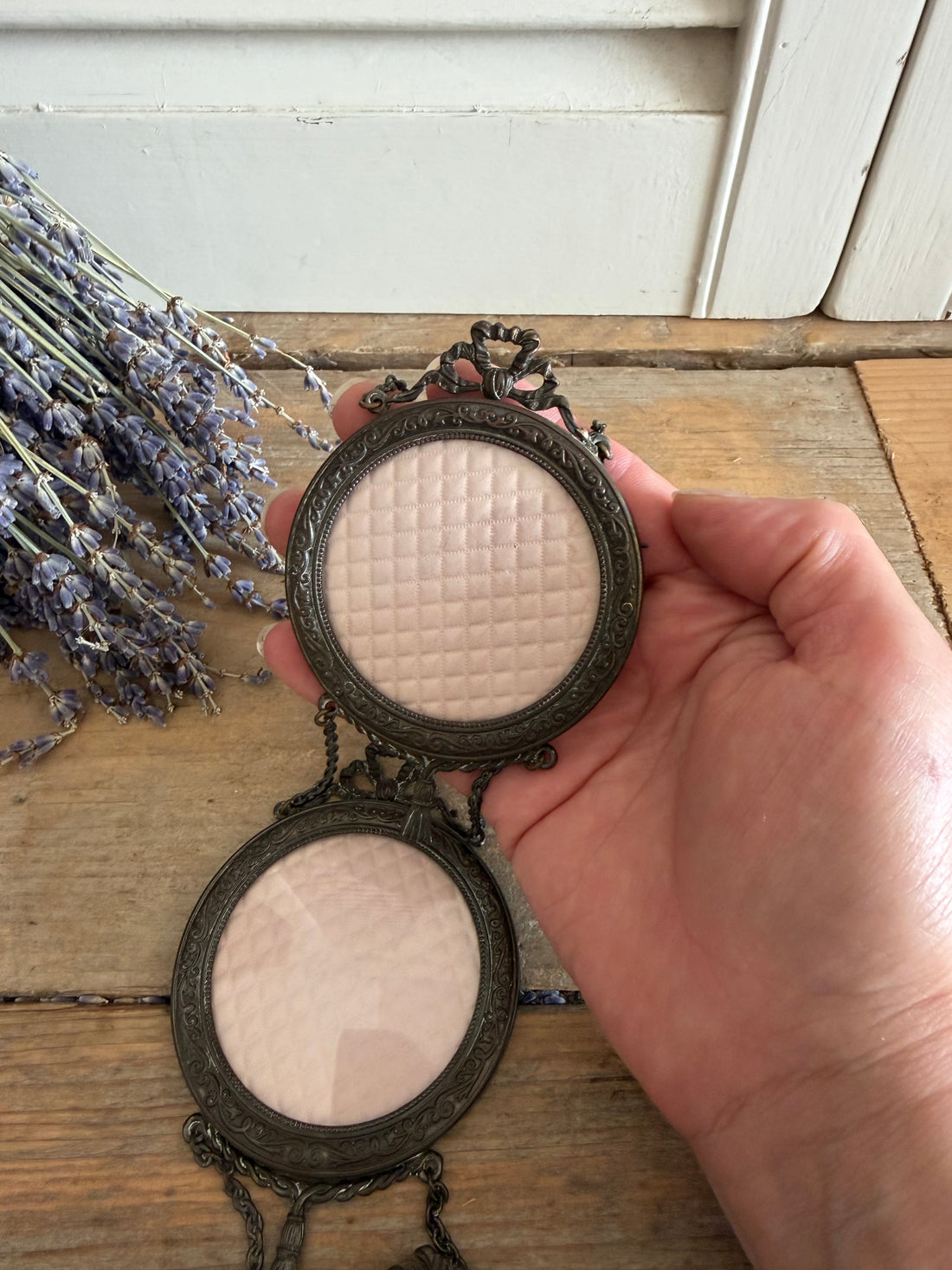 vintage kettinglijst, ronde vintage fotolijstjes, miniatuurlijstjes, fotolijstjes aan ketting, brocante fotolijst, Franse brocante wanddecoratie, vintage wandlijstjes, romantische fotolijstjes, boudoir decoratie, Sofia&