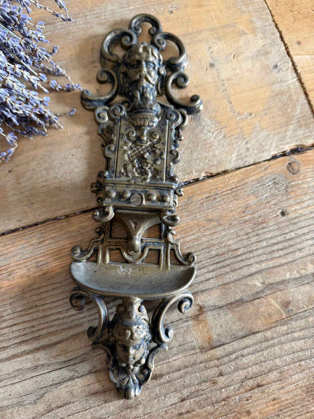 antieke luciferhouder, wandluciferhouder, oude luciferdooshouder,antieke messing luciferhouder,vintage match holder, brocante wanddecoratie,antiek haardaccessoire, historische luciferhouder, rariteitenkabinet, Sofia&