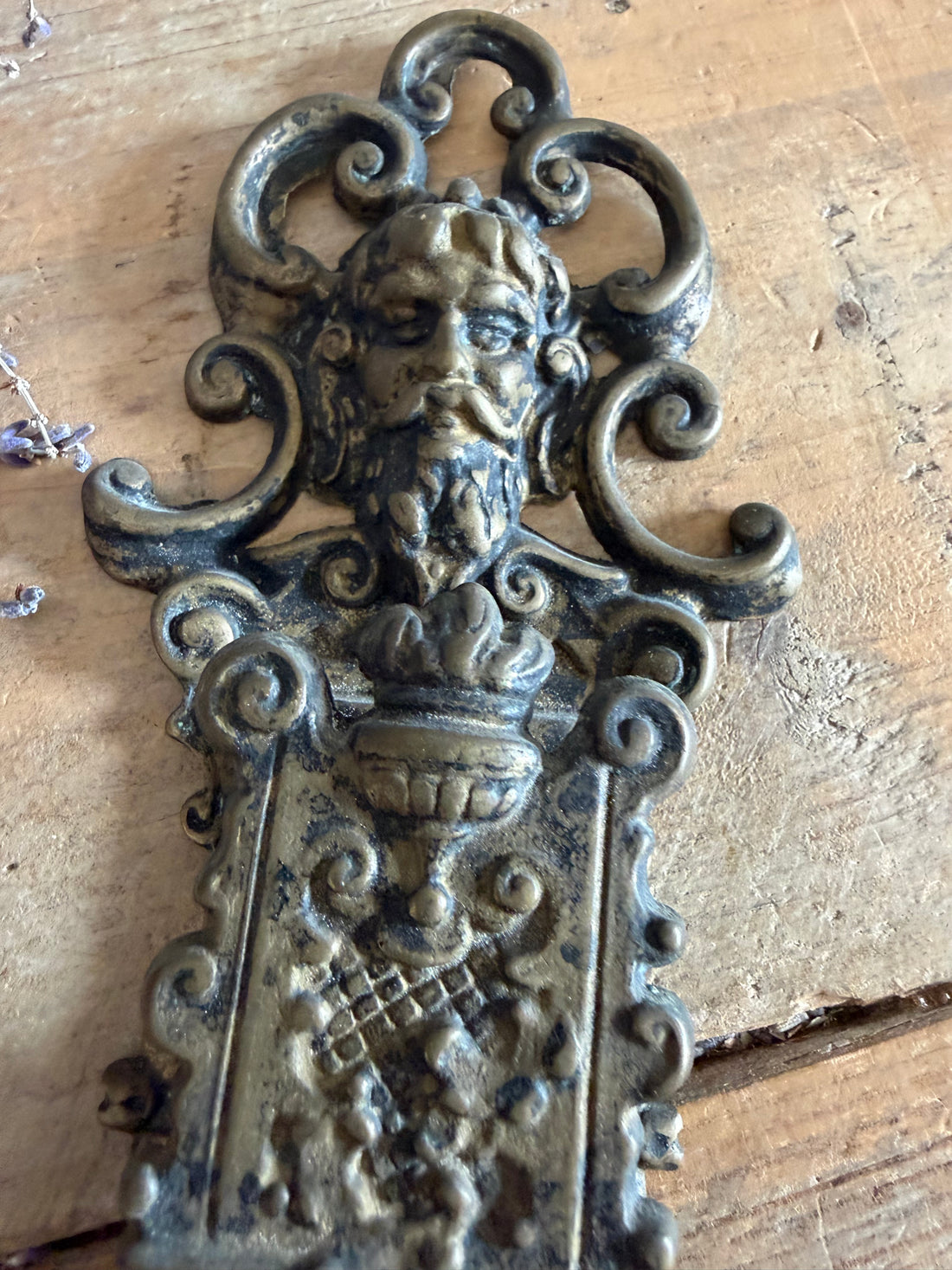 antieke luciferhouder, wandluciferhouder, oude luciferdooshouder,antieke messing luciferhouder,vintage match holder, brocante wanddecoratie,antiek haardaccessoire, historische luciferhouder, rariteitenkabinet, Sofia&