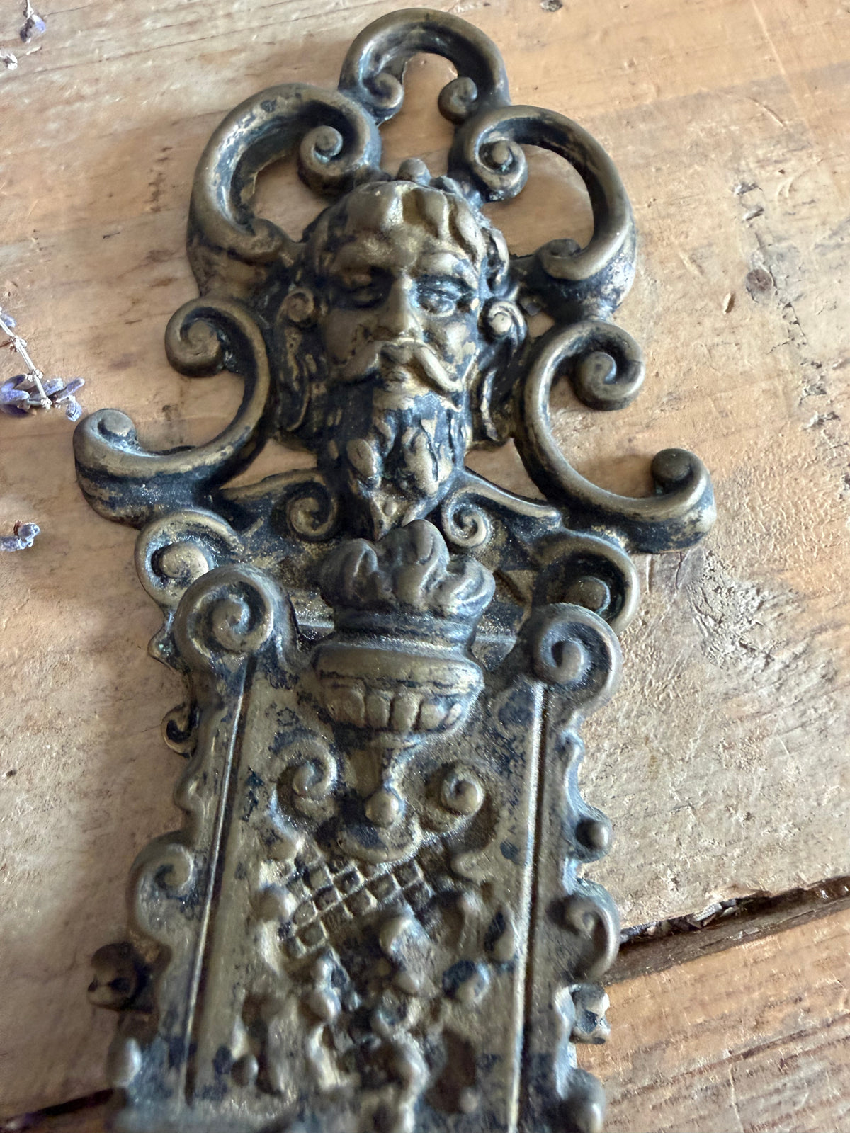 antieke luciferhouder, wandluciferhouder, oude luciferdooshouder,antieke messing luciferhouder,vintage match holder, brocante wanddecoratie,antiek haardaccessoire, historische luciferhouder, rariteitenkabinet, Sofia&