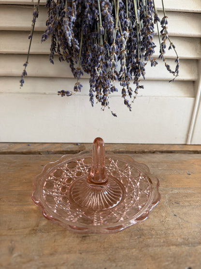 vintage ringhouder roze glas, glazen sieradenschaaltje, ringenschaaltje vintage, roze persglas, vintage kaptafel accessoires, boudoir decoratie, vintage sieradenhourder, Sofia&