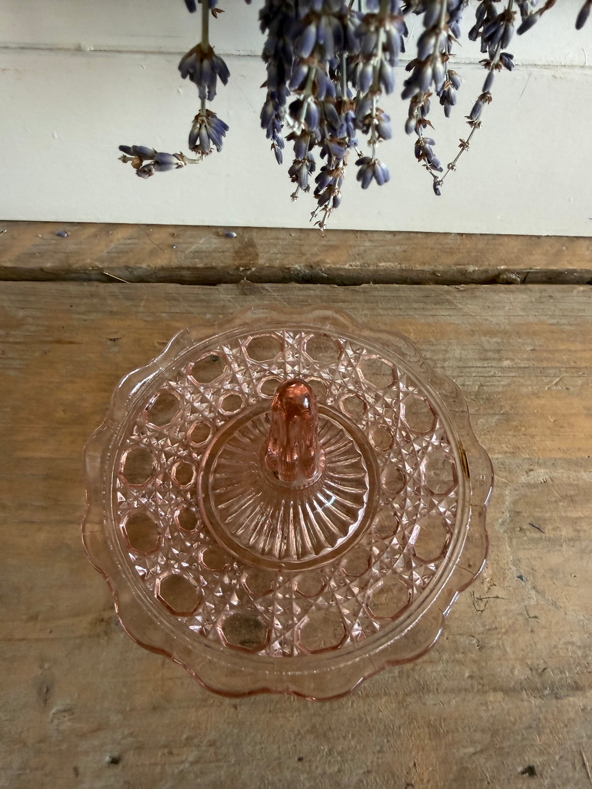 vintage ringhouder roze glas, glazen sieradenschaaltje, ringenschaaltje vintage, roze persglas, vintage kaptafel accessoires, boudoir decoratie, vintage sieradenhourder, Sofia&