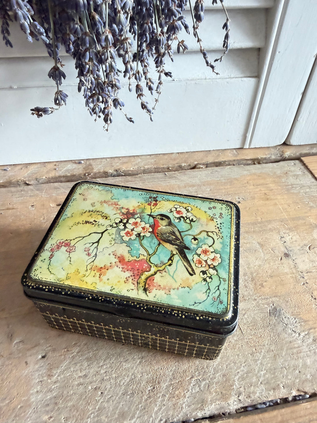 vintage blikje, oud blikje met vogel, vintage blik vogel bloesem, klein metalen blikje, zwart goud blikje, decoratief oud blikje, Sofia&