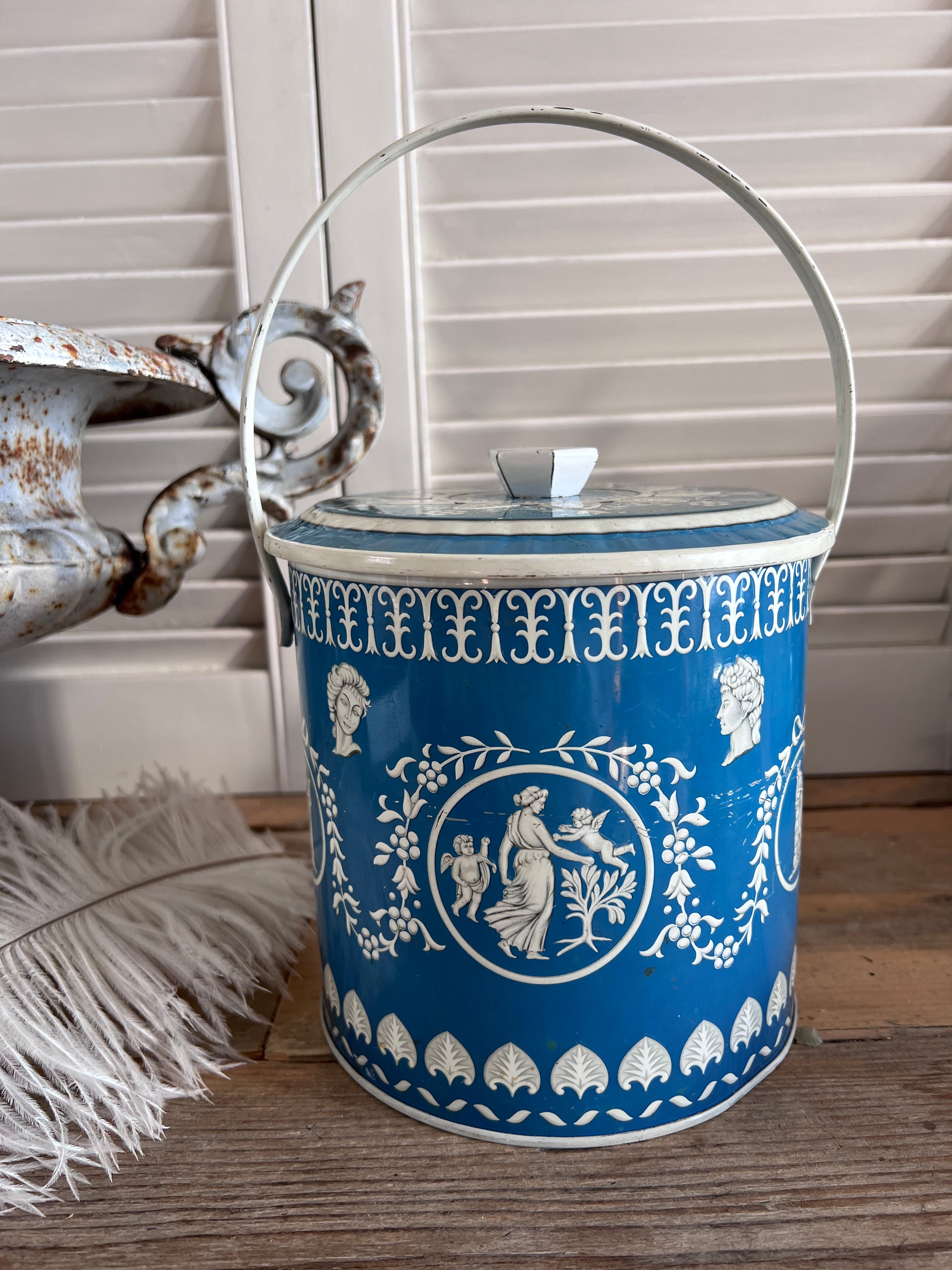 vintage Baret Ware blik, Baret Ware jaren 50, Baret Ware jaren 60, Wedgwood Jasperware stijl, vintage blik blauw wit, retro decoratie blik, vintage opberger, klassieke decoratie blik