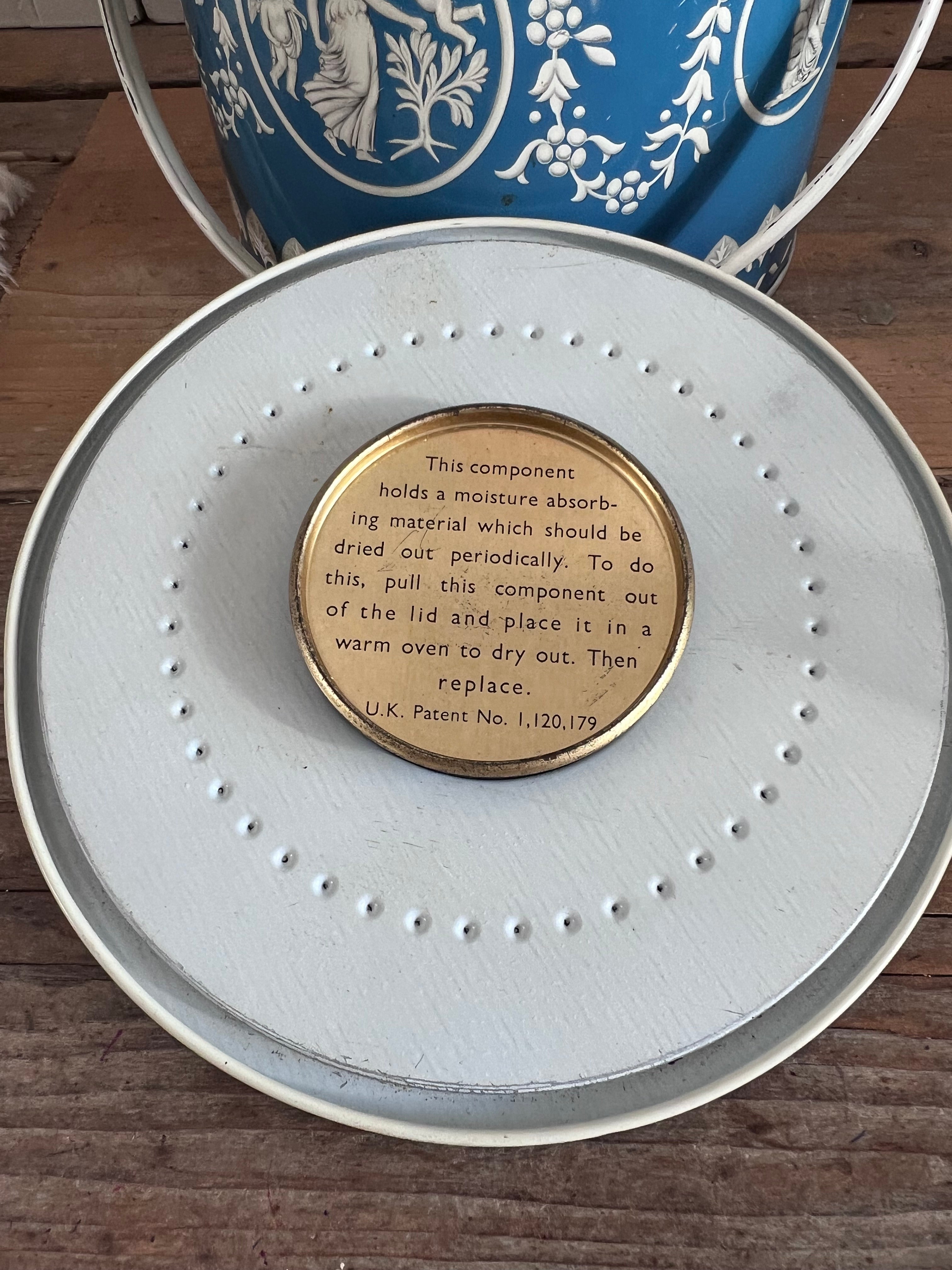 vintage Baret Ware blik, Baret Ware jaren 50, Baret Ware jaren 60, Wedgwood Jasperware stijl, vintage blik blauw wit, retro decoratie blik, vintage opberger, klassieke decoratie blik