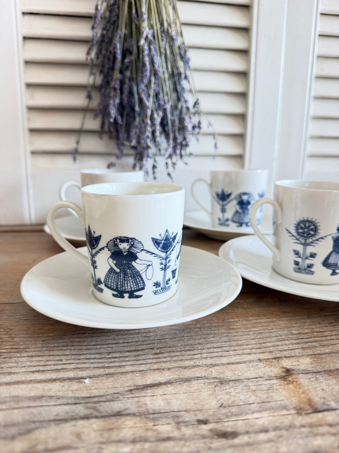 Vintage servies Nederlandse klederdrachten, Seltmann Weiden Bavaria servies Leeuwenzegel, Leeuwenzegel servies, vintage kop en schotels Nederlandse klederdrachten, blauw wit servies, Sofia&