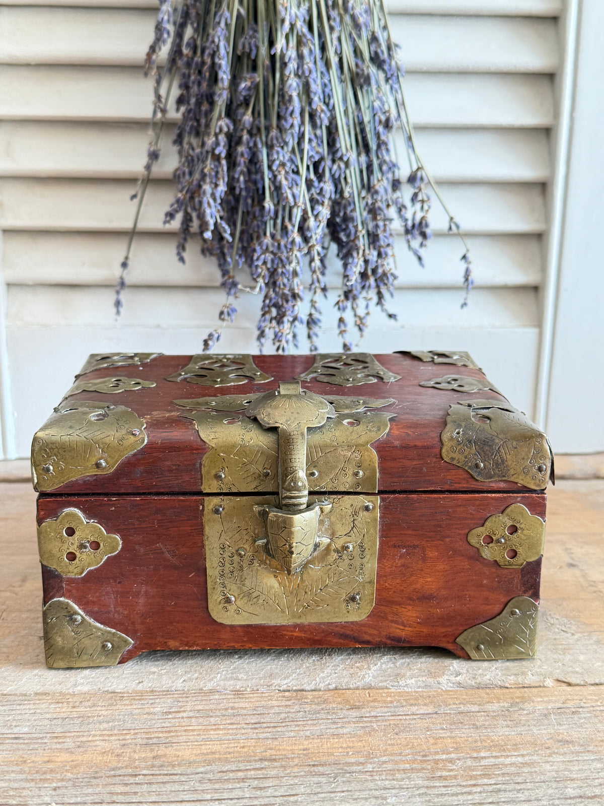 Hongmu box,Chinese vintage sieradendoos, vintage Chinees kistje, houten sieradendoos messing, turtle lock box, Oosters houten kistje, vintage curiosa, Chinese brocante, Sofia&