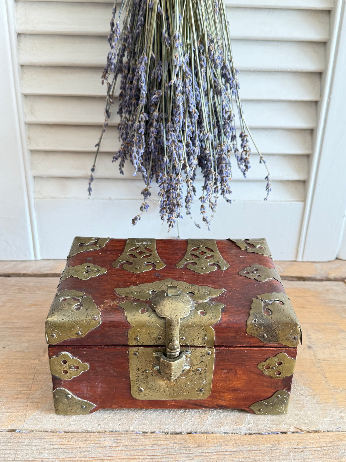 Chinese vintage sieradendoos, vintage Chinees kistje, houten sieradendoos messing, turtle lock box, Oosters houten kistje, vintage curiosa, Chinese brocante, Sofia&