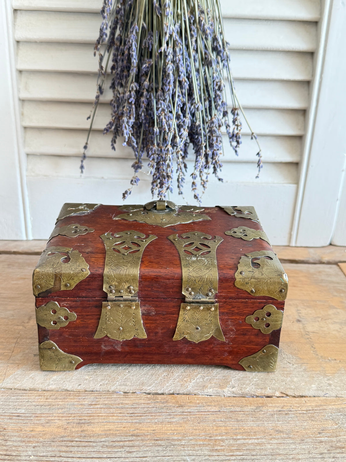 Chinese vintage sieradendoos, vintage Chinees kistje, houten sieradendoos messing, turtle lock box, Oosters houten kistje, vintage curiosa, Chinese brocante, Sofia&