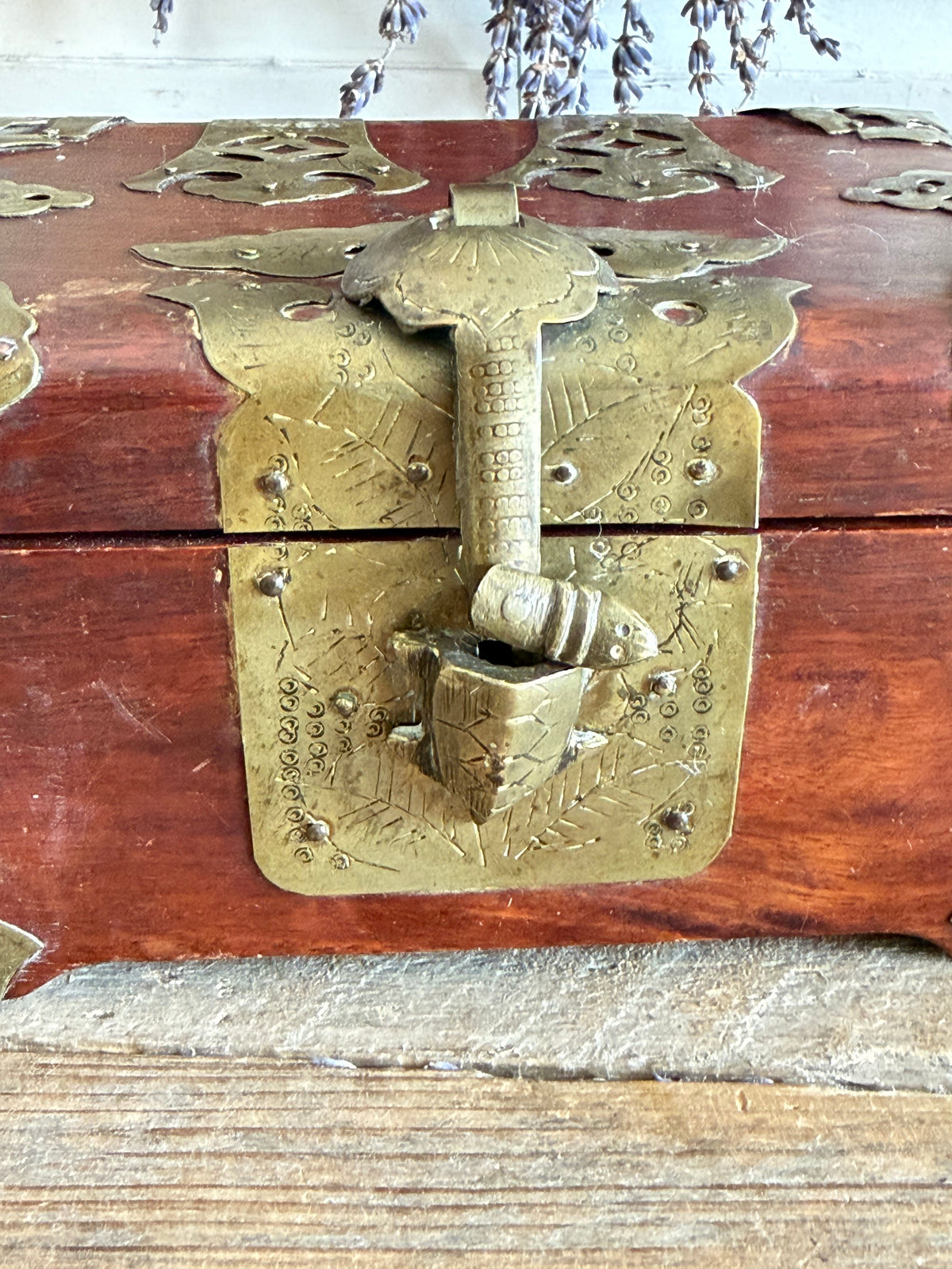 Chinese vintage sieradendoos, vintage Chinees kistje, houten sieradendoos messing, turtle lock box, Oosters houten kistje, vintage curiosa, Chinese brocante, Sofia&