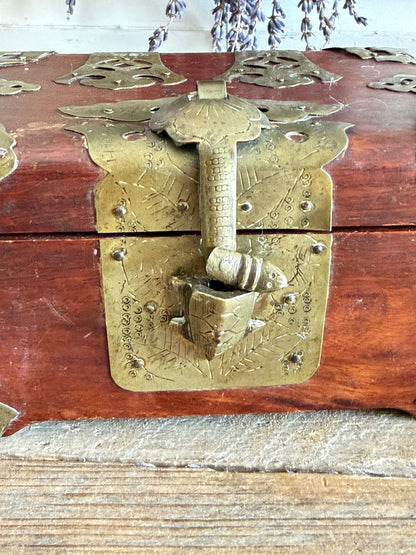 Chinese vintage sieradendoos, vintage Chinees kistje, houten sieradendoos messing, turtle lock box, Oosters houten kistje, vintage curiosa, Chinese brocante, Sofia&
