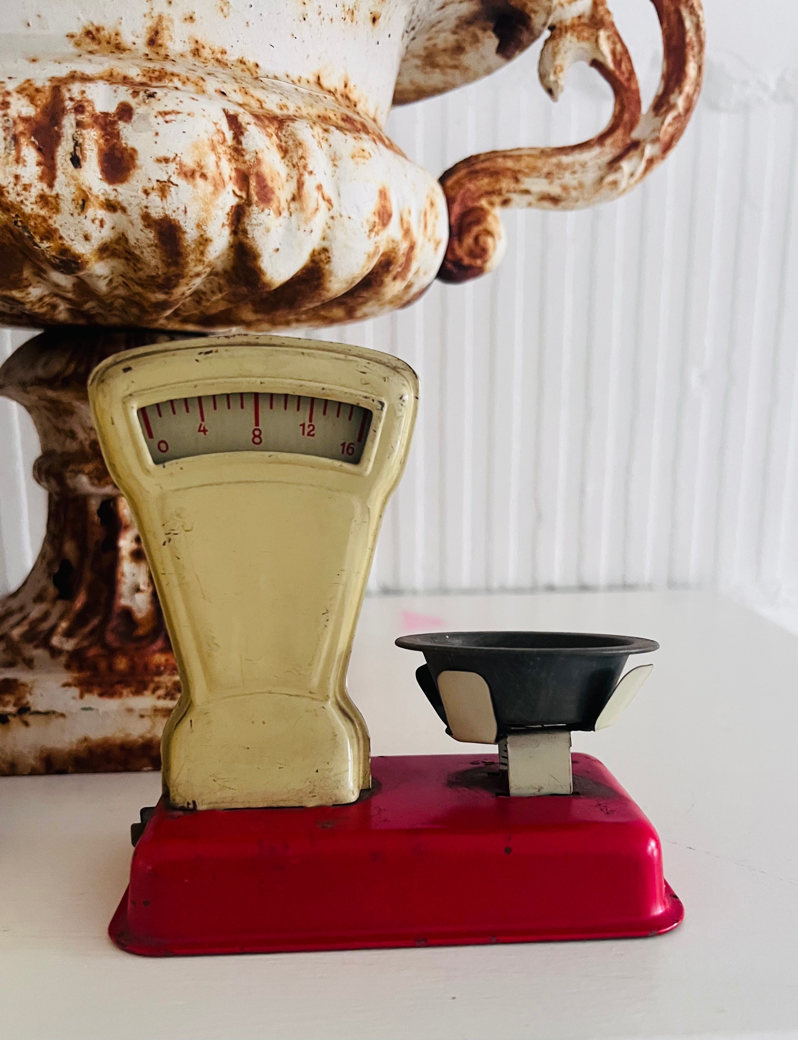 blikken speelgoed weegschaaltje, Elco speelgoed Zweden, vintage speelgoed weegschaal, rood wit speelgoed, retro speelgoed weegschaal, vintage speelgoed verzamelen, Elco blikken speelgoed, speelgoed weegschaaltje vintage staat, Zweeds speelgoed, blik speelgoed collectors item.