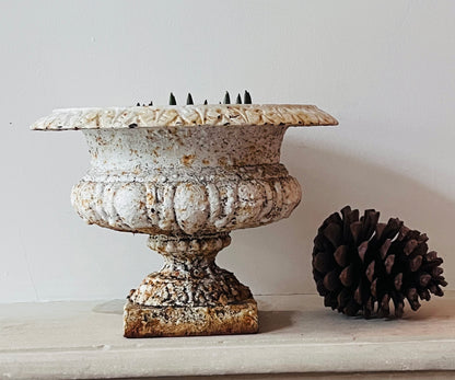 Franse tuinvaas van gietijzer, gietijzeren bloempot uit Frankrijk, antiek tuinornament, tuinpot, gietijzeren tuinornament, bloempot van gietijzer