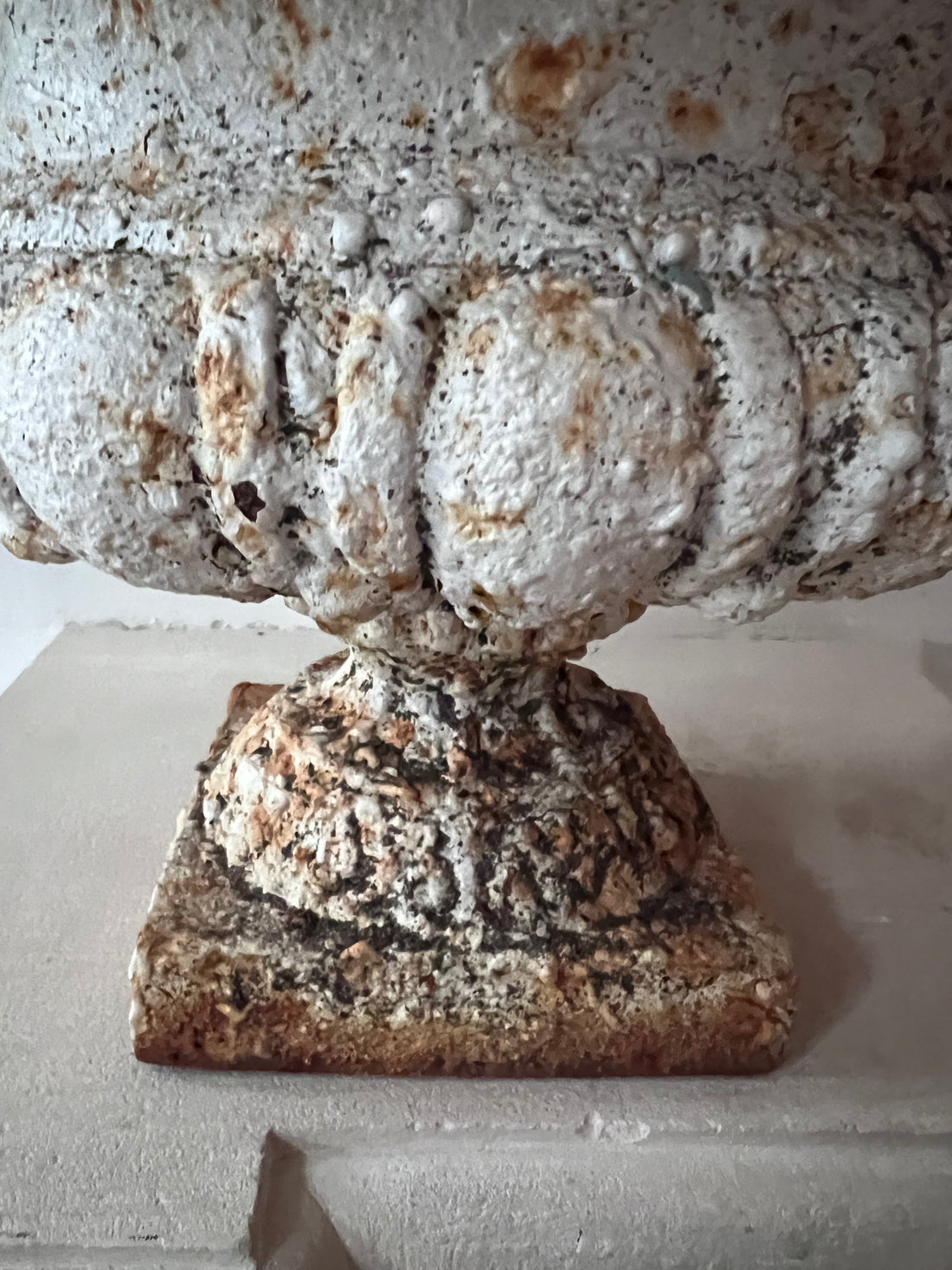 Franse tuinvaas van gietijzer, gietijzeren bloempot uit Frankrijk, antiek tuinornament, tuinpot, gietijzeren tuinornament, bloempot van gietijzer