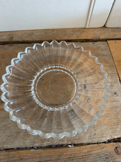 Vintage glazen dessertbordjes, glazen gebaksbordjes, vintage glaswerk, saladebordje, vintage saladebordje, vintage tafelservies, helder persglas, Sofia&