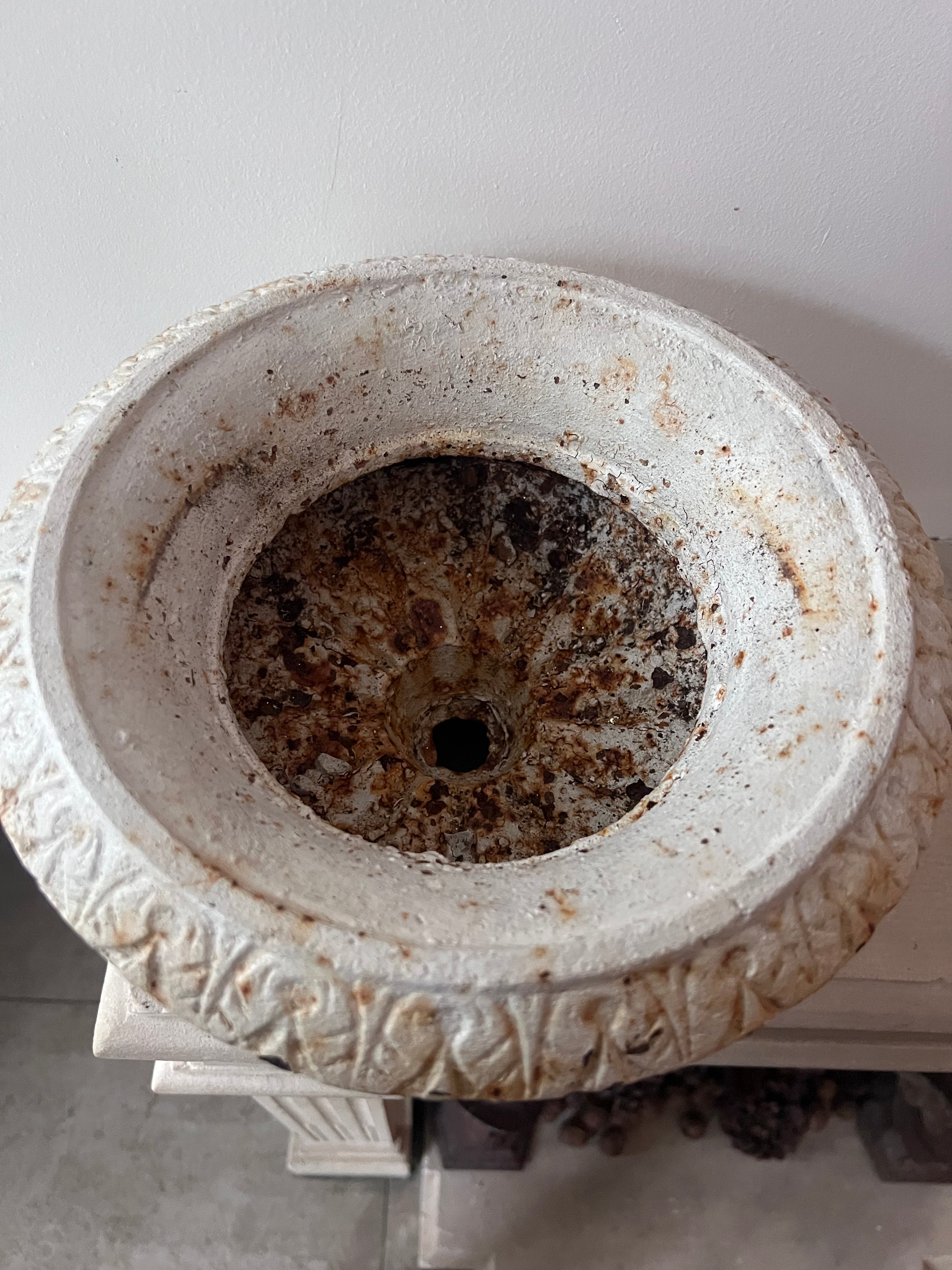 Franse tuinvaas van gietijzer, gietijzeren bloempot uit Frankrijk, antiek tuinornament, tuinpot, gietijzeren tuinornament, bloempot van gietijzer