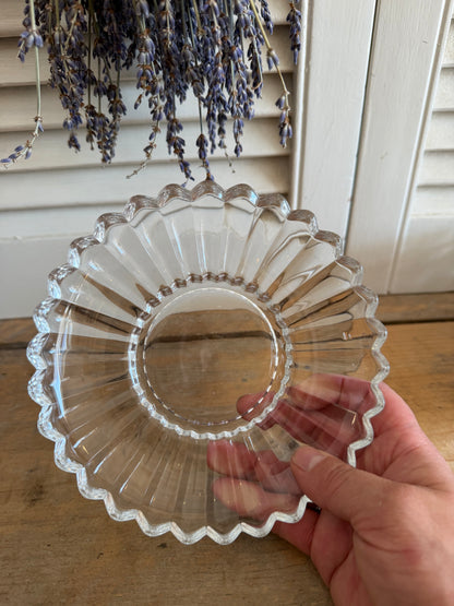Vintage glazen dessertbordjes, glazen gebaksbordjes, vintage glaswerk, saladebordje, vintage saladebordje, vintage tafelservies, helder persglas, Sofia&