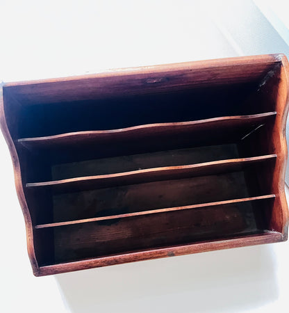 Antieke brievenhouder van hout, houten brievenhouder, bureauorganizer