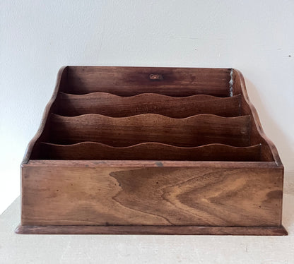 Antieke brievenhouder van hout, houten brievenhouder, bureauorganizer