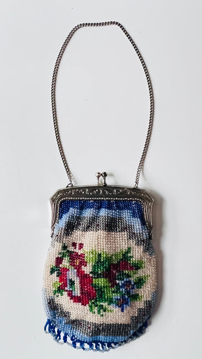 antiek kralenbeursje, vintage kralen tasje, kralenbeursje met roosjes, avondtasje antiek, handgemaakt kralen tasje, vintage accessoires dames, collectors item kralenbeursje &amp;nbsp;
