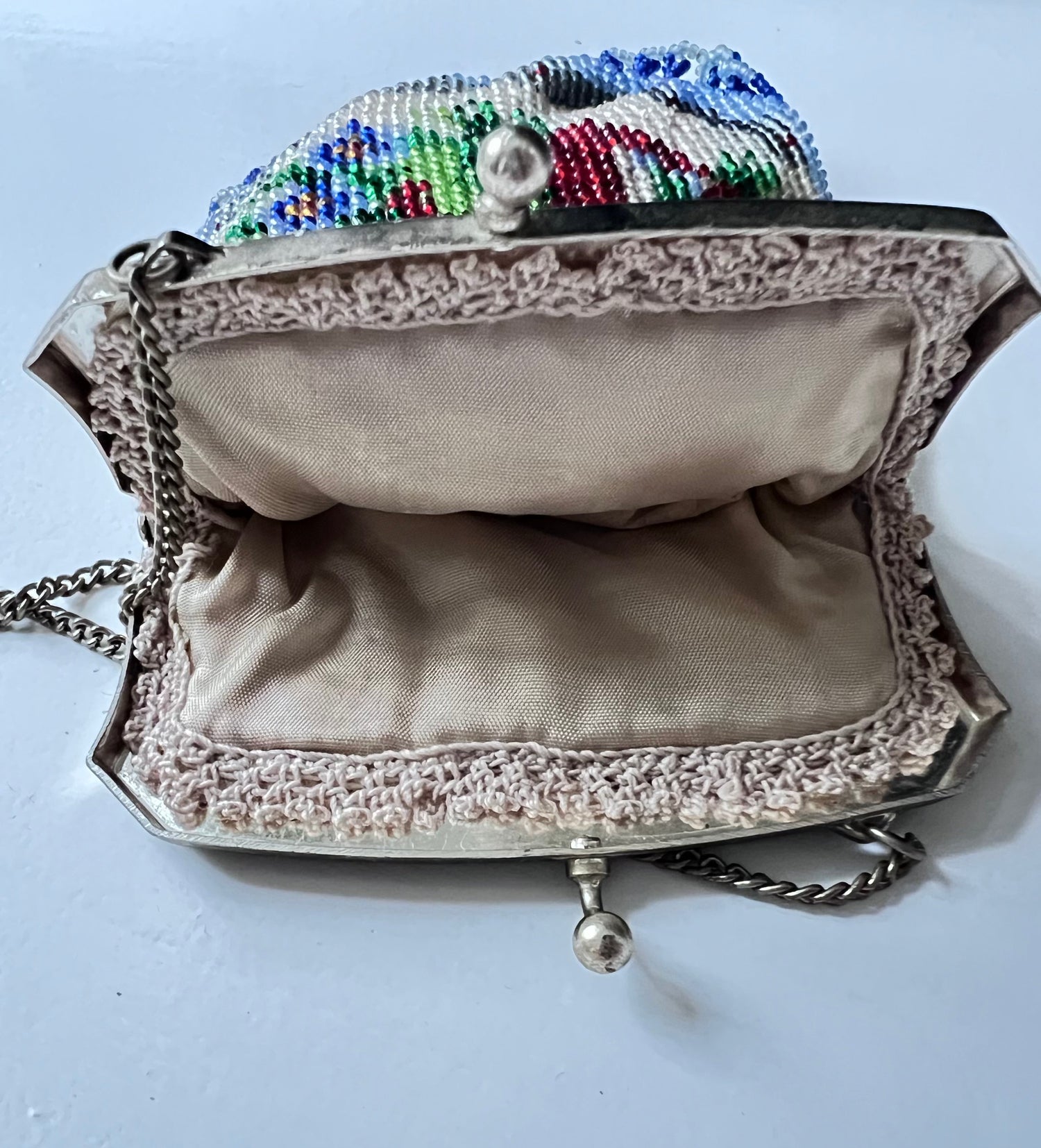 antiek kralenbeursje, vintage kralen tasje, kralenbeursje met roosjes, avondtasje antiek, handgemaakt kralen tasje, vintage accessoires dames, collectors item kralenbeursje &amp;nbsp;
