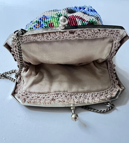 antiek kralenbeursje, vintage kralen tasje, kralenbeursje met roosjes, avondtasje antiek, handgemaakt kralen tasje, vintage accessoires dames, collectors item kralenbeursje &amp;nbsp;