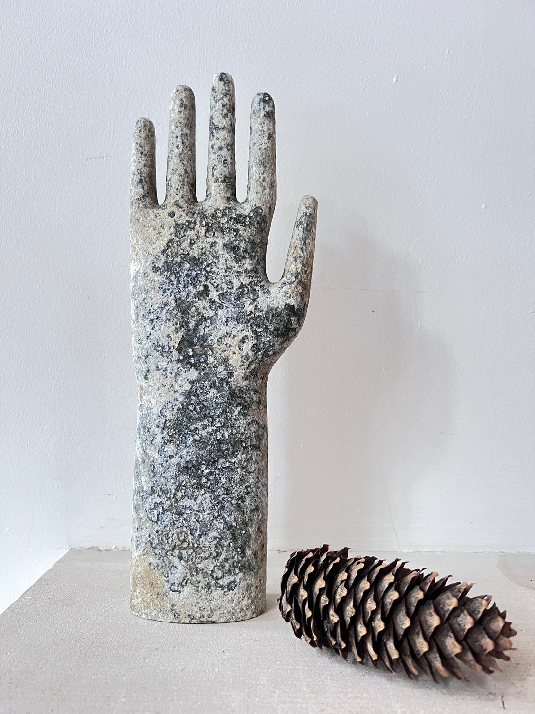 handschoen mal metaal, vintage handschoen mal, jaren 50 handschoen mal, retro mode accessoire, metalen handschoenmodel, vintage decoratie, handwerks vintage mal