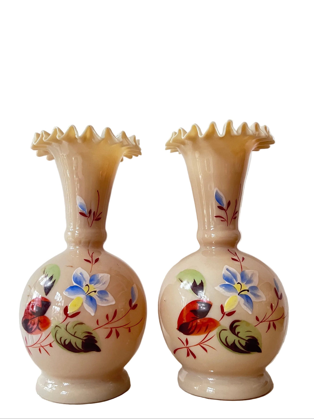 antiek opaline glas vaasje, beige opaline vaas, handbeschilderd glas, vintage glasvaasje, bloemendecoratie vaas, schelpzand decor, antiek glaswerk, decoratief vaasje, ambachtelijk glas.