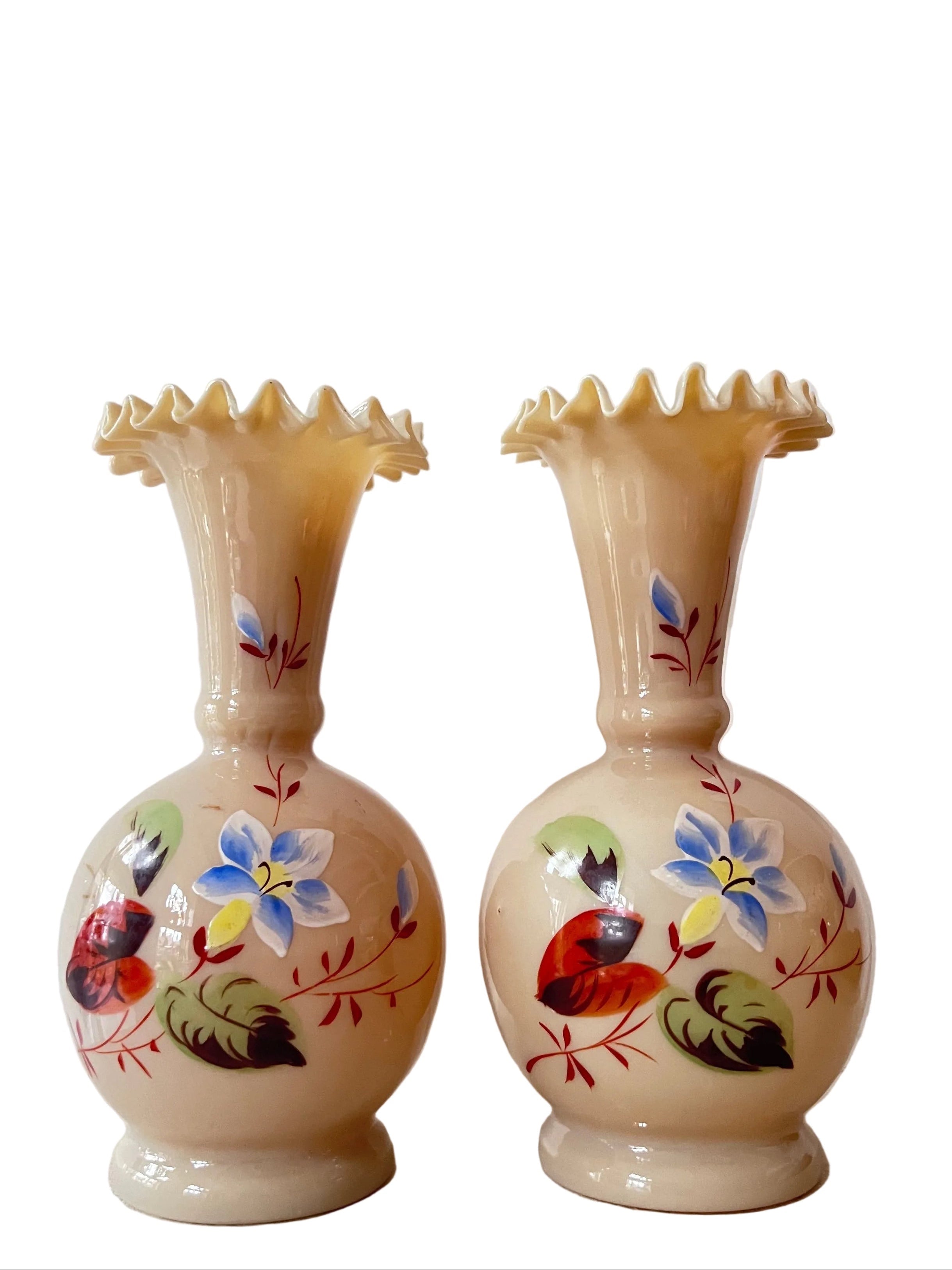 antiek opaline glas vaasje, beige opaline vaas, handbeschilderd glas, vintage glasvaasje, bloemendecoratie vaas, schelpzand decor, antiek glaswerk, decoratief vaasje, ambachtelijk glas.