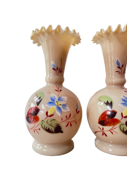 antiek opaline glas vaasje, beige opaline vaas, handbeschilderd glas, vintage glasvaasje, bloemendecoratie vaas, schelpzand decor, antiek glaswerk, decoratief vaasje, ambachtelijk glas.