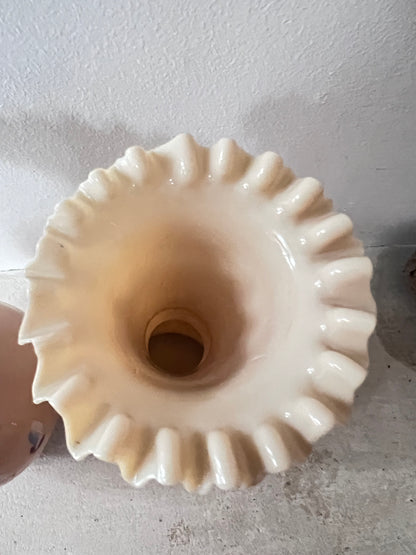 antiek opaline glas vaasje, beige opaline vaas, handbeschilderd glas, vintage glasvaasje, bloemendecoratie vaas, schelpzand decor, antiek glaswerk, decoratief vaasje, ambachtelijk glas.