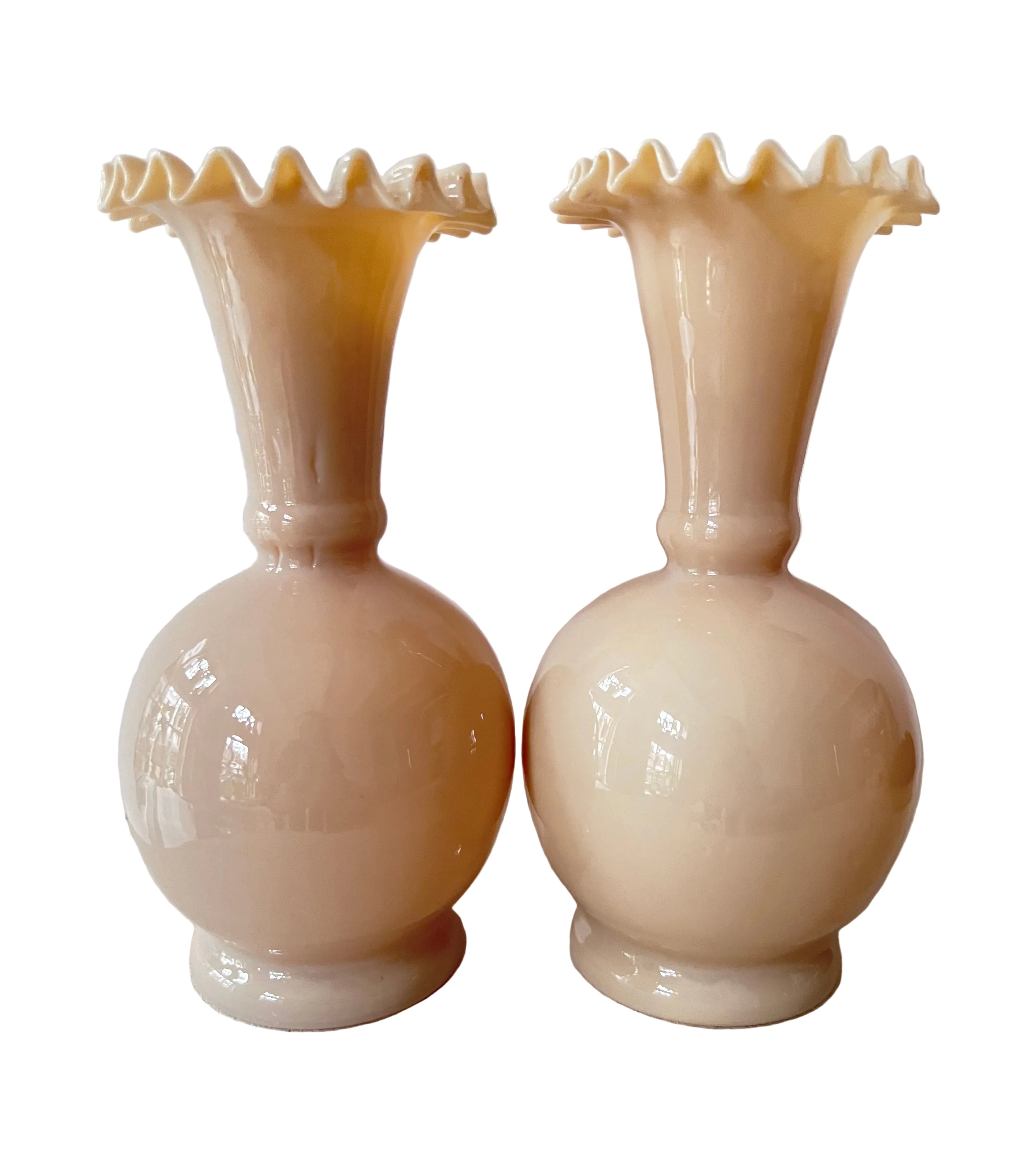 antiek opaline glas vaasje, beige opaline vaas, handbeschilderd glas, vintage glasvaasje, bloemendecoratie vaas, schelpzand decor, antiek glaswerk, decoratief vaasje, ambachtelijk glas.