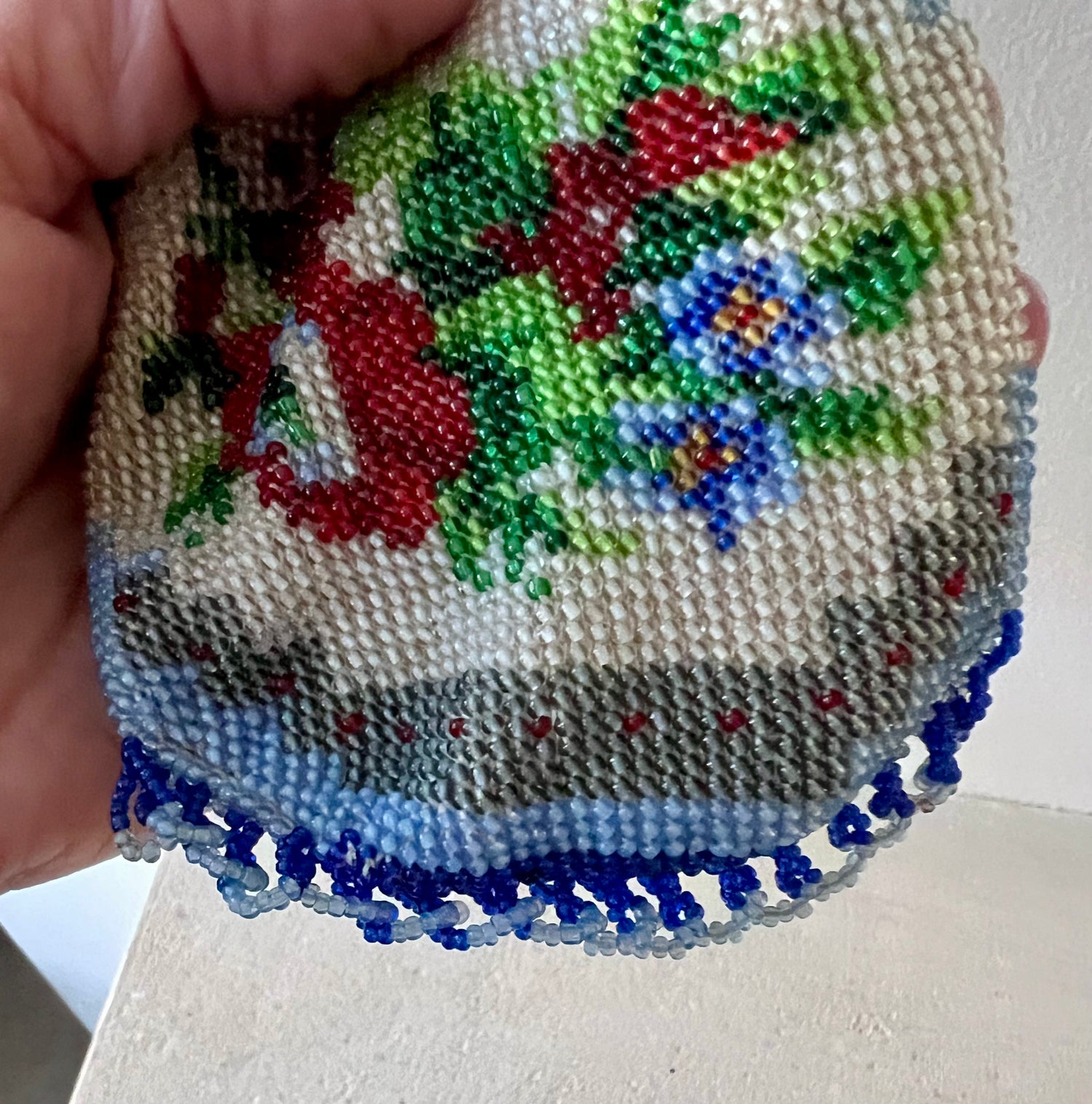 Antiek kralenbeursje met roosjes