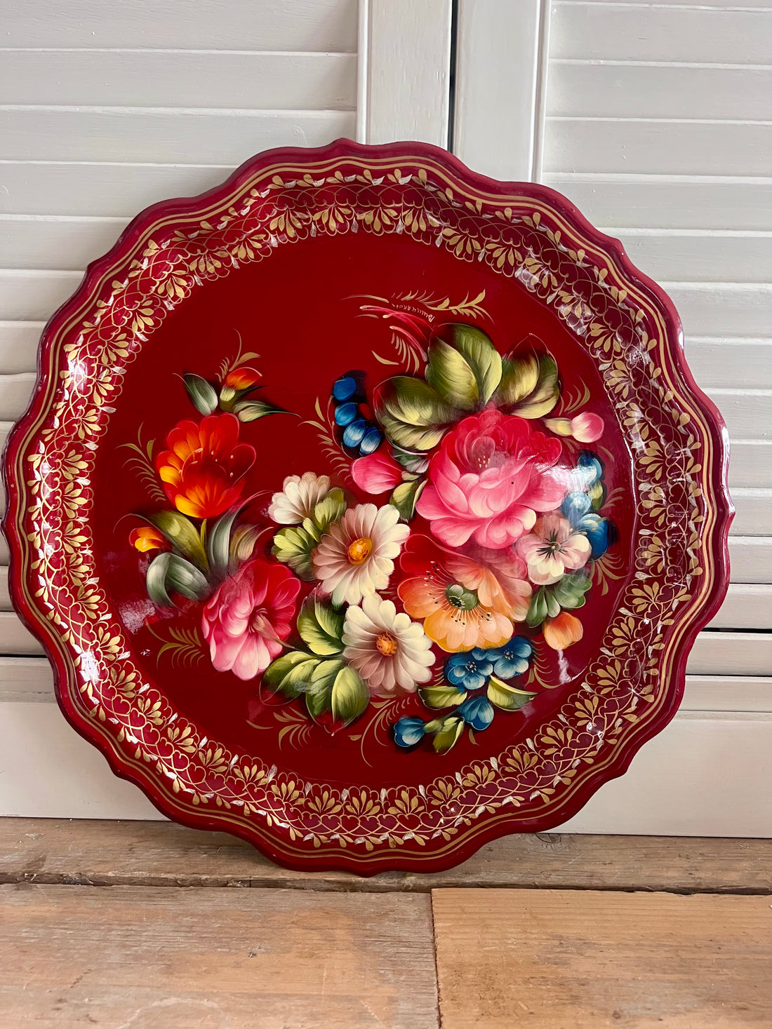 handbeschilderd dienblad rood, kleurrijk dienblad bloemen, rood dienblad handgemaakt, decoratief dienblad bloemenmotief, uniek handgeschilderd dienblad, serveerblad rood bloemen