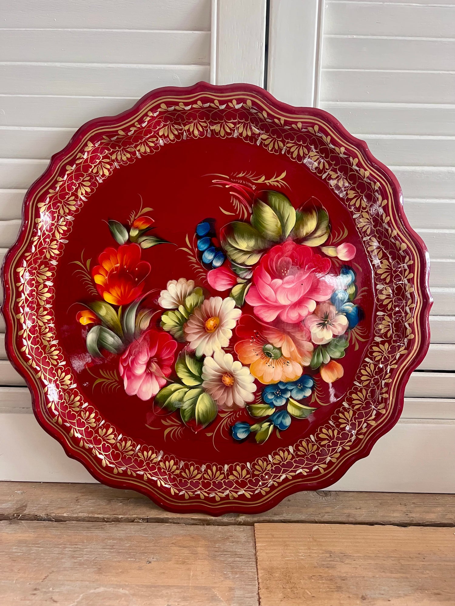 handbeschilderd dienblad rood, kleurrijk dienblad bloemen, rood dienblad handgemaakt, decoratief dienblad bloemenmotief, uniek handgeschilderd dienblad, serveerblad rood bloemen