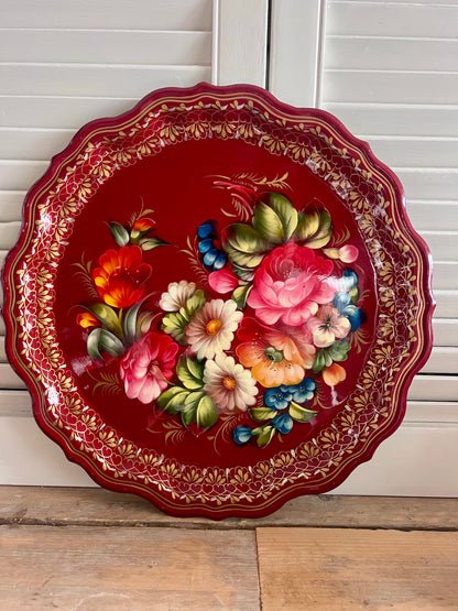 handbeschilderd dienblad rood, kleurrijk dienblad bloemen, rood dienblad handgemaakt, decoratief dienblad bloemenmotief, uniek handgeschilderd dienblad, serveerblad rood bloemen