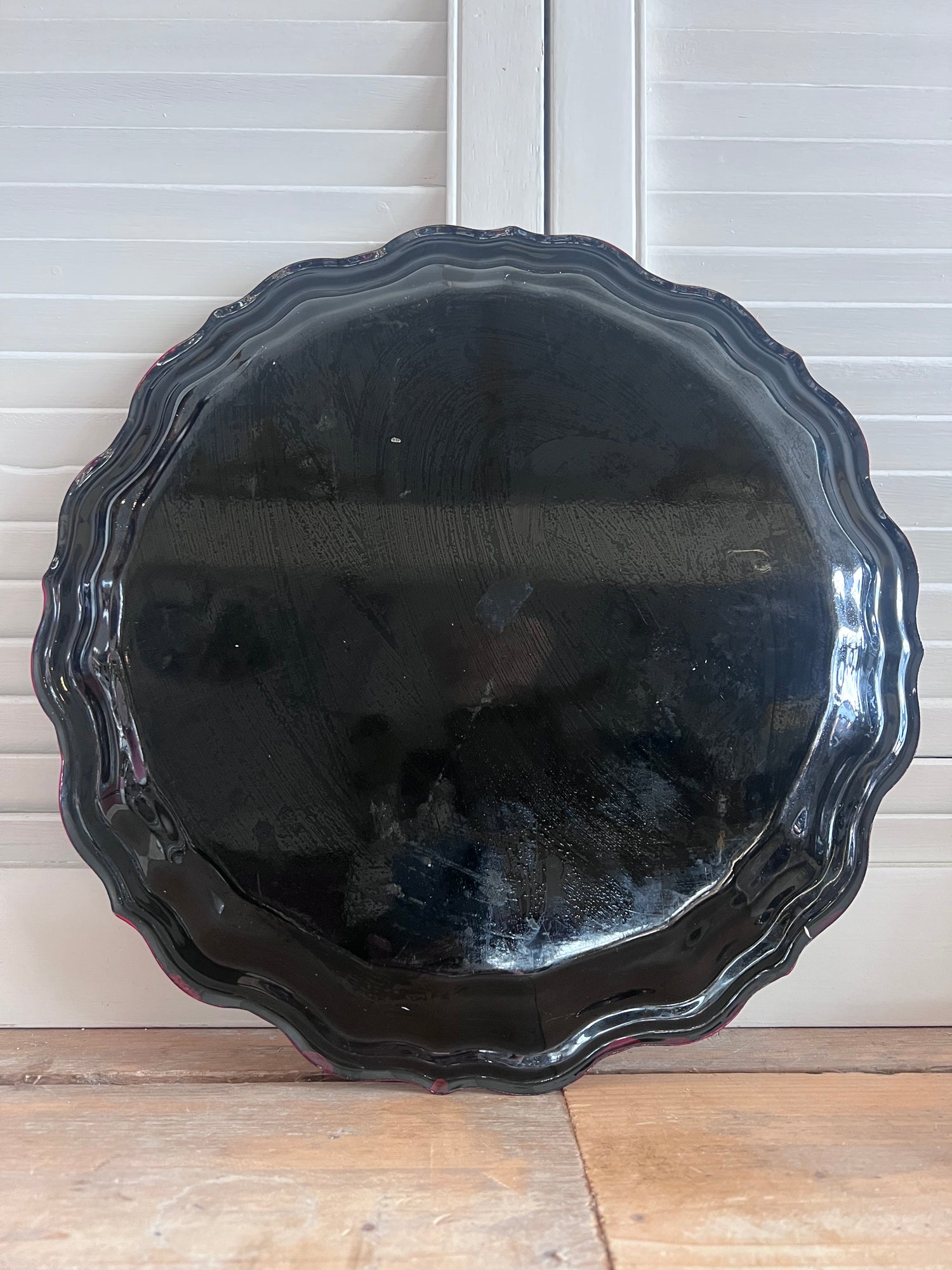 handbeschilderd dienblad rood, kleurrijk dienblad bloemen, rood dienblad handgemaakt, decoratief dienblad bloemenmotief, uniek handgeschilderd dienblad, serveerblad rood bloemen