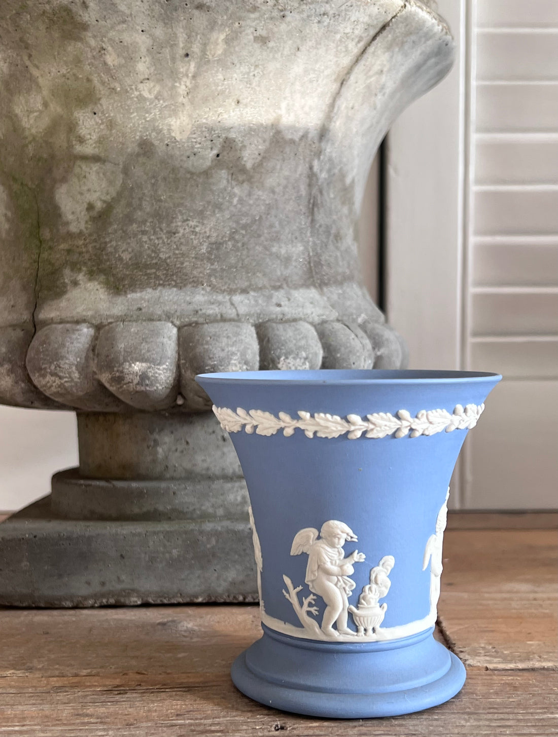 Wedgwood jasperware trompetvaas, vintage jasperware vaas, blauwe Wedgwood vaas, jasperware vaas met cupido&