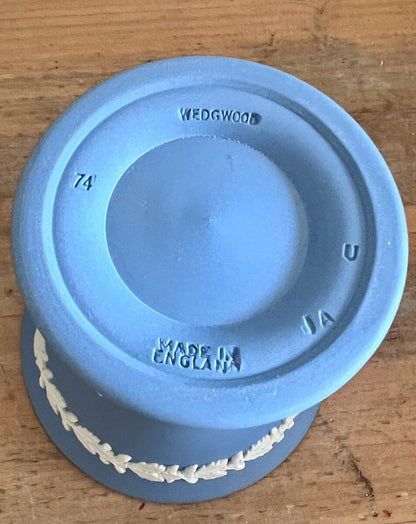 
Wedgwood jasperware trompetvaas, vintage jasperware vaas, blauwe Wedgwood vaas, jasperware vaas met cupido&