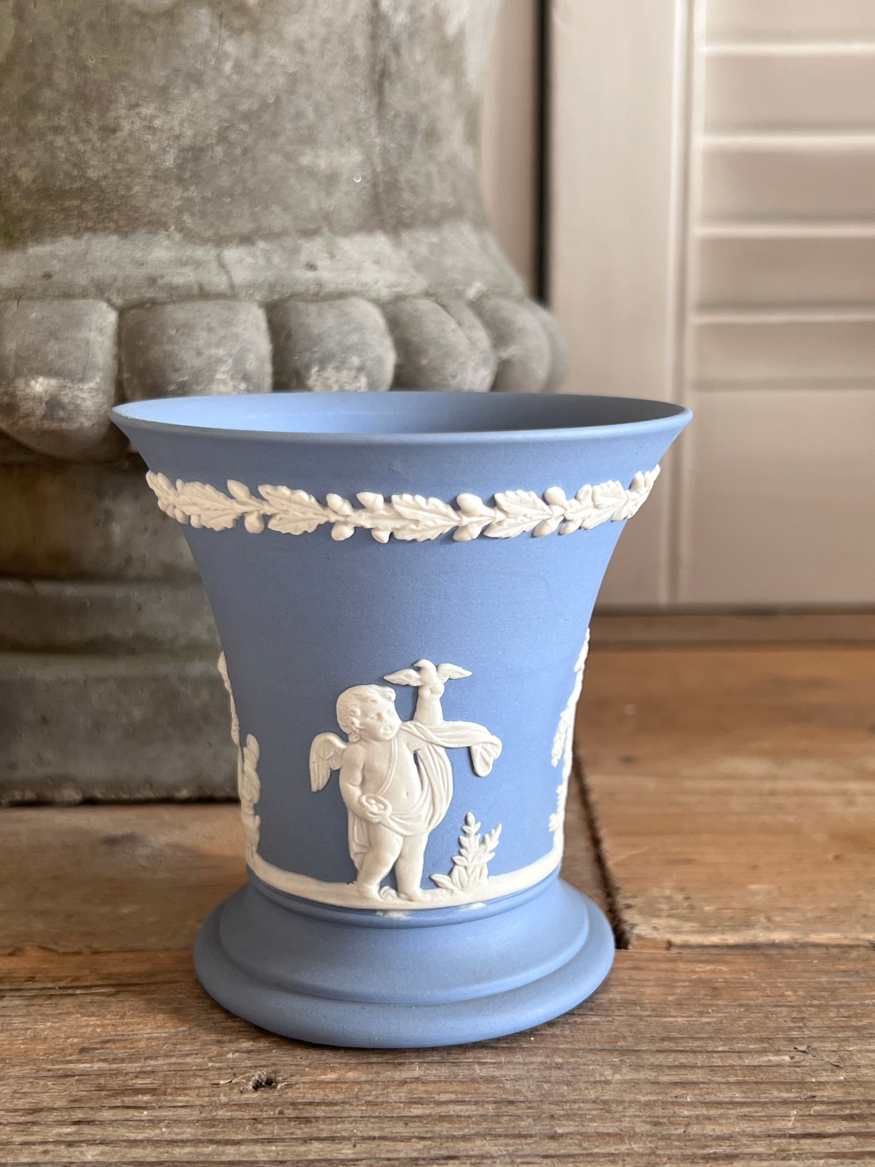 
Wedgwood jasperware trompetvaas, vintage jasperware vaas, blauwe Wedgwood vaas, jasperware vaas met cupido&