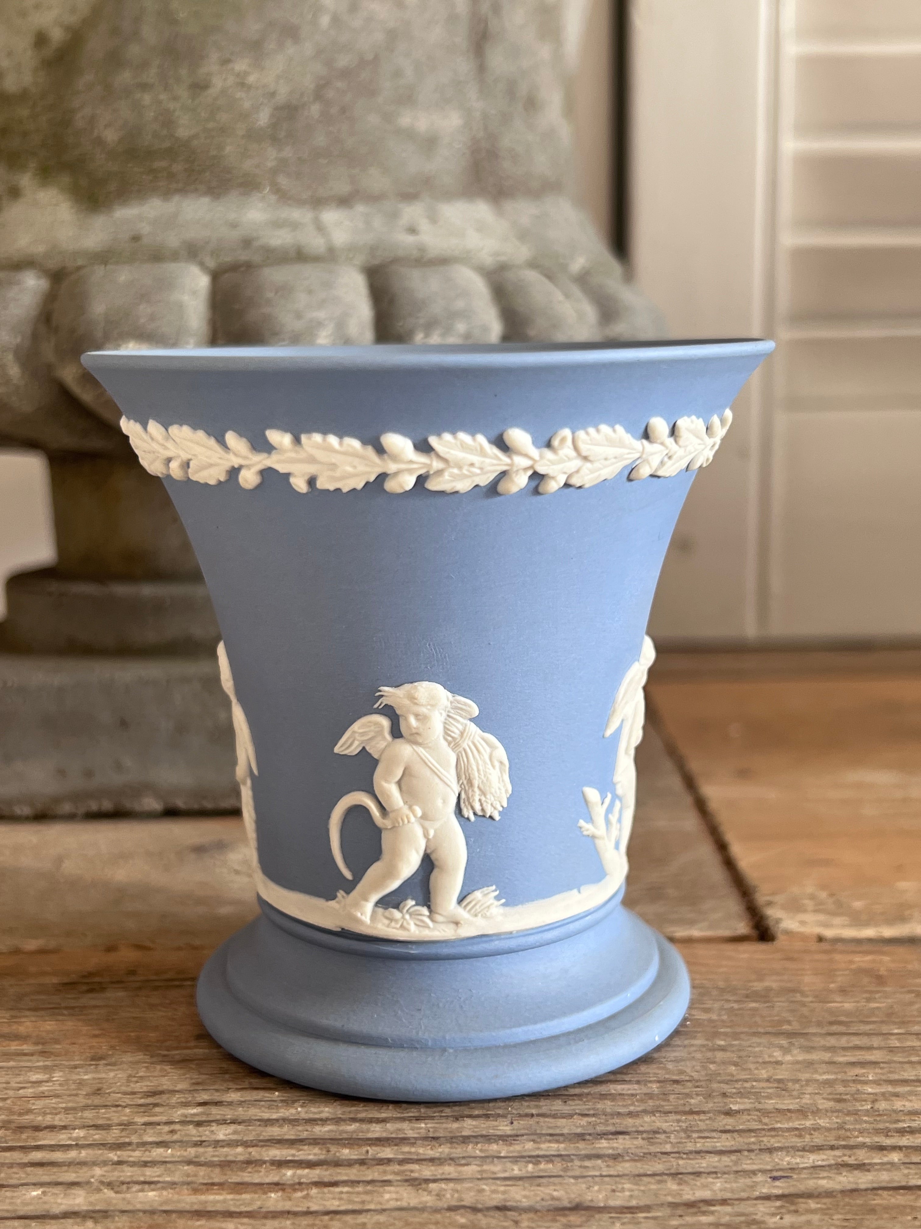 
Wedgwood jasperware trompetvaas, vintage jasperware vaas, blauwe Wedgwood vaas, jasperware vaas met cupido&