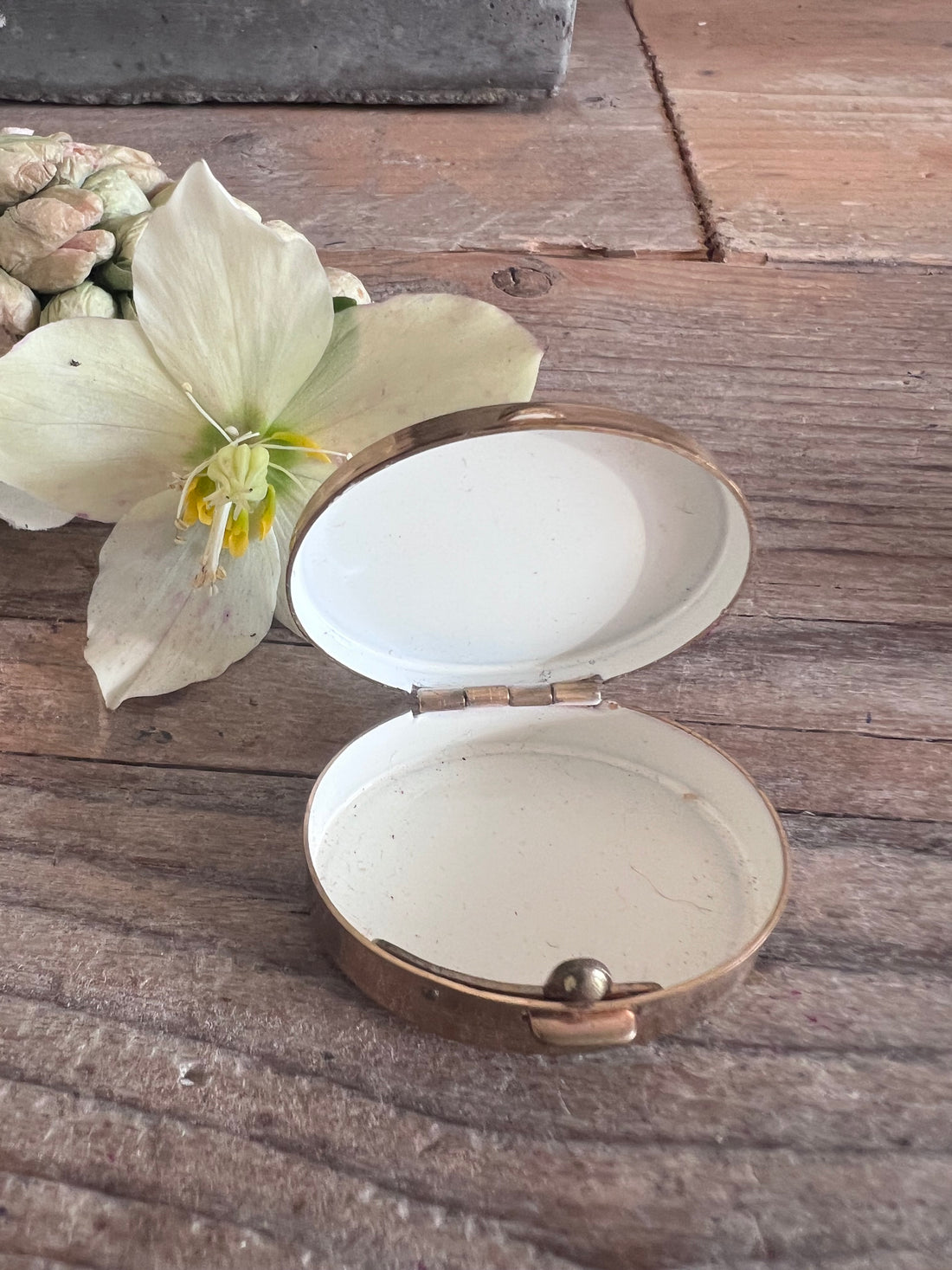 Donkerblauw pillendoosjemet bloemetjes, pillendoosje, ovaal pillendoosje,vintage pillendoosje